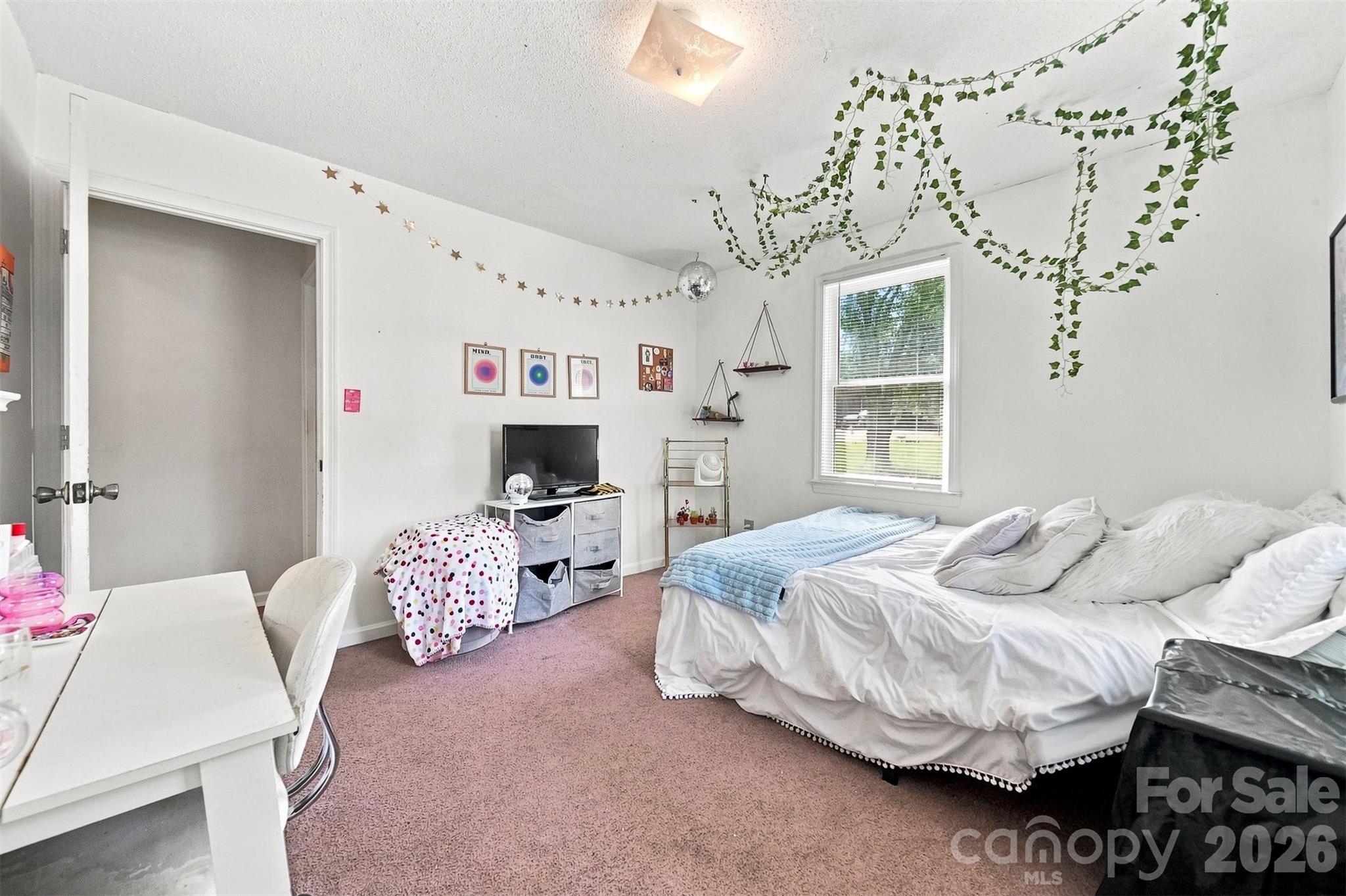 425 Heritage Farm Road — Hickory