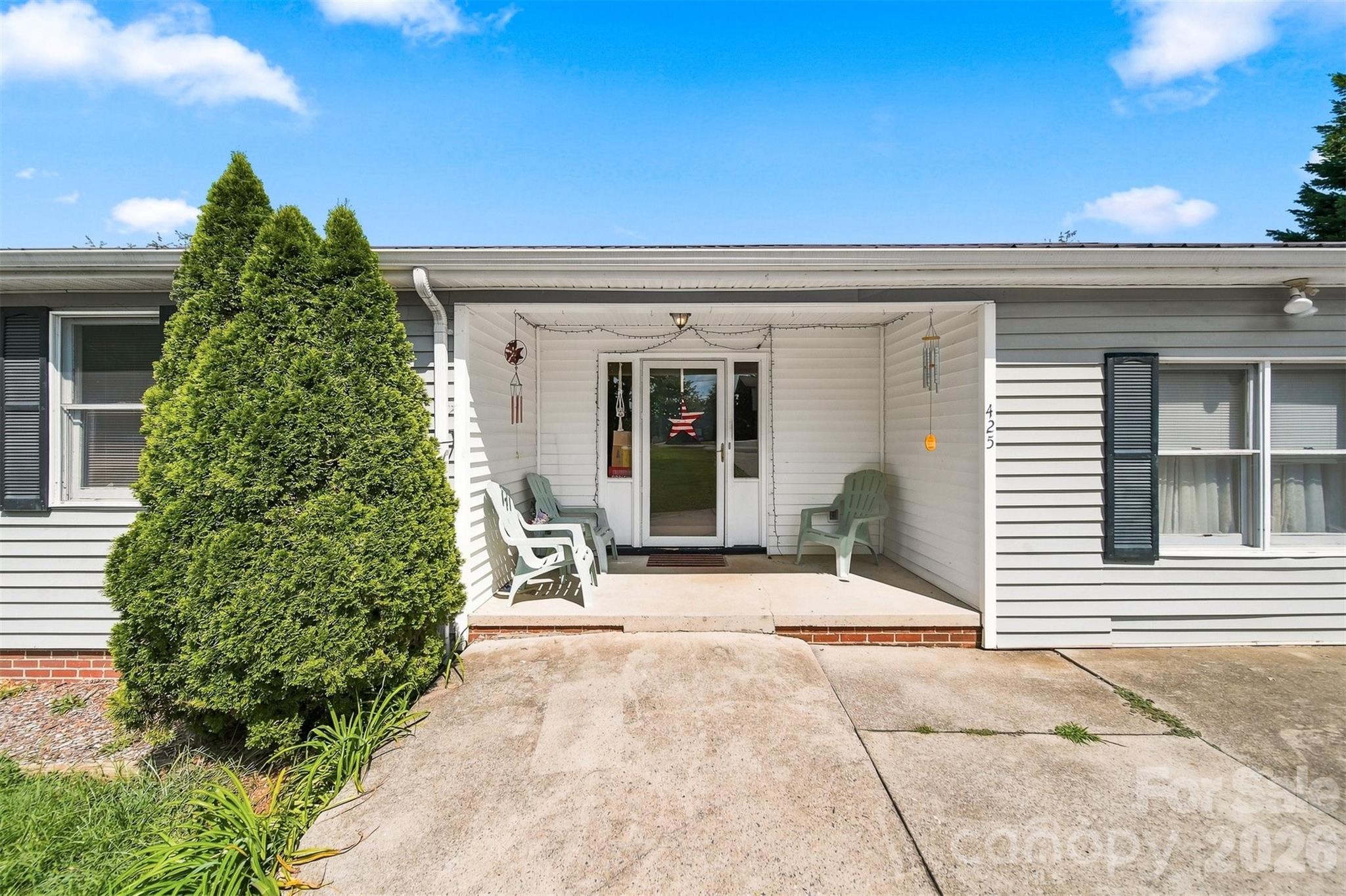 425 Heritage Farm Road — Hickory