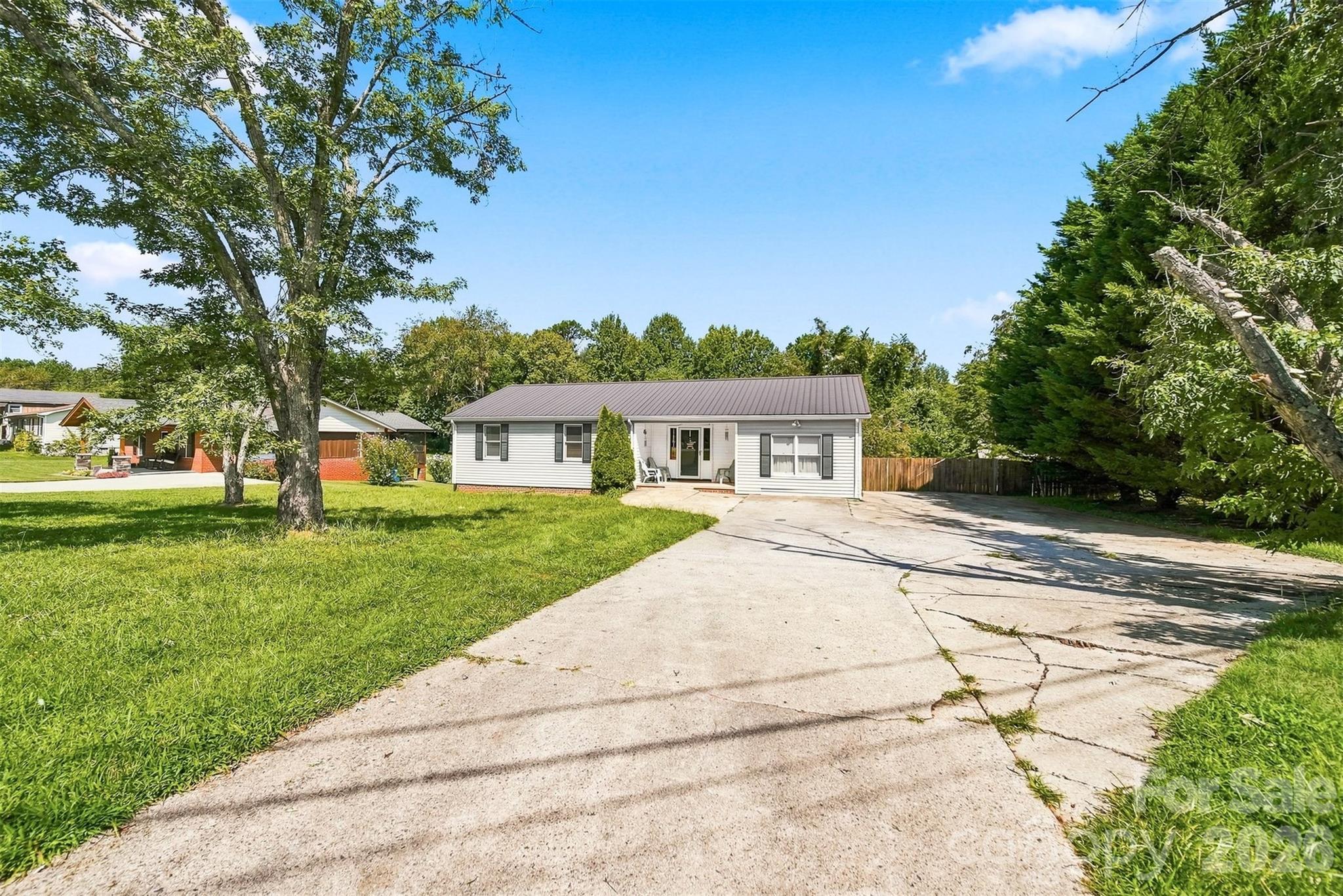 425 Heritage Farm Road — Hickory