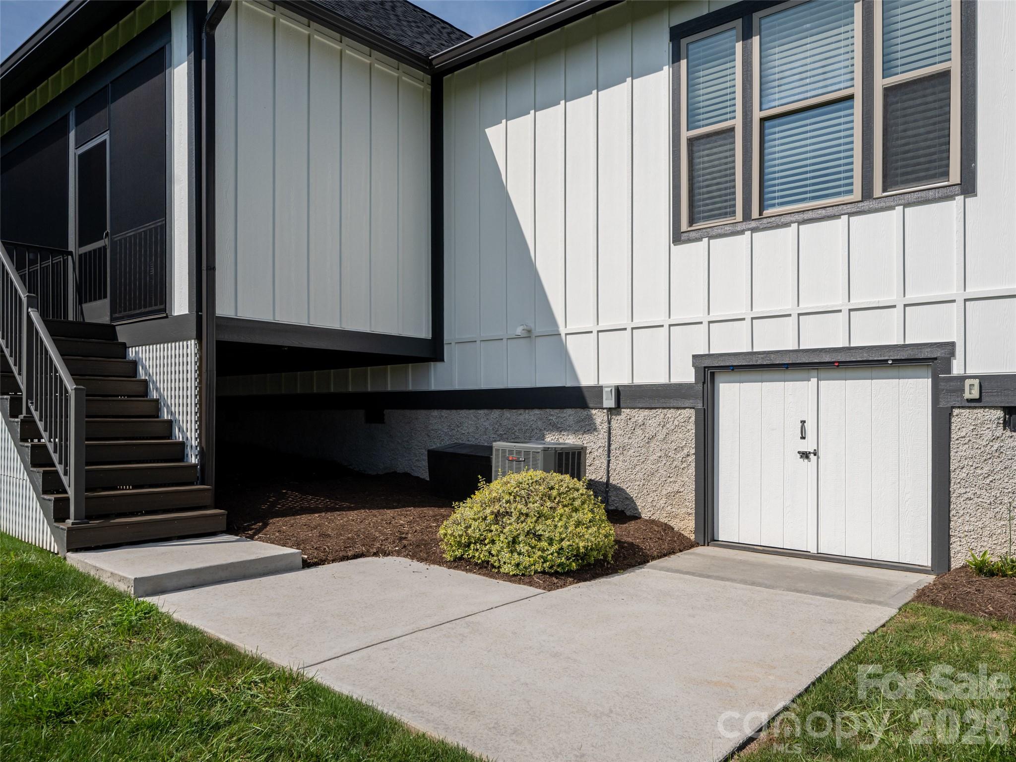 46 Solomia Drive — Mills River