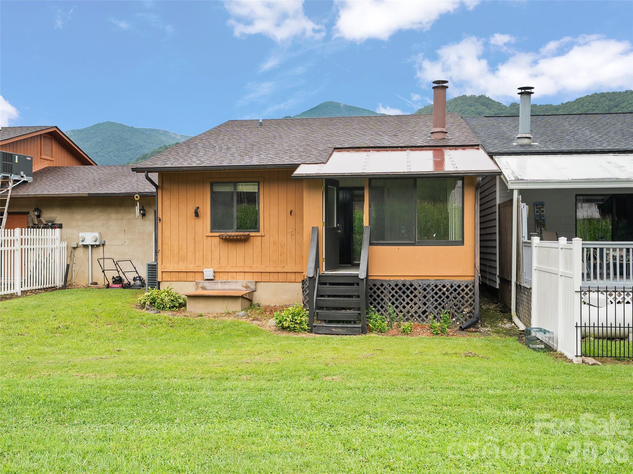 94 Market Street — Maggie Valley