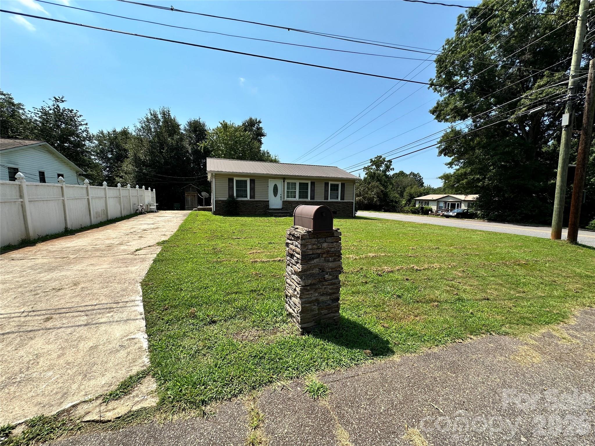 601 E Saunders Avenue — Newton