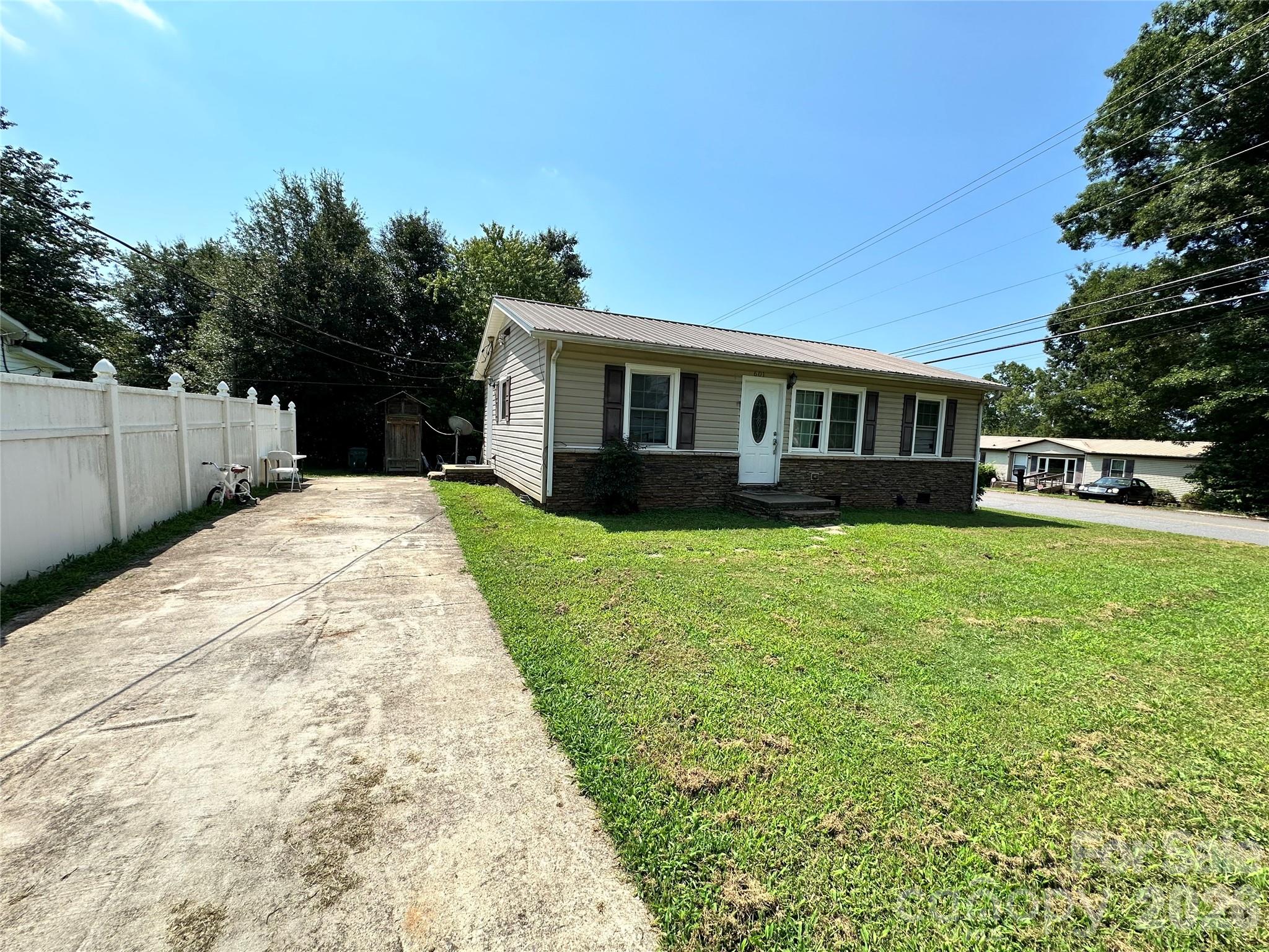 601 E Saunders Avenue — Newton