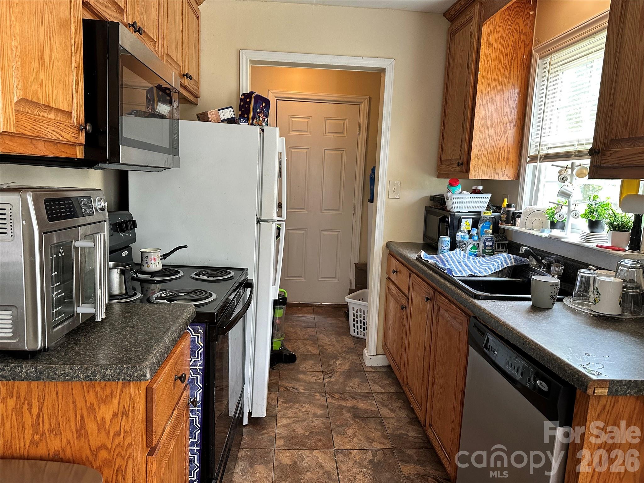 601 E Saunders Avenue — Newton