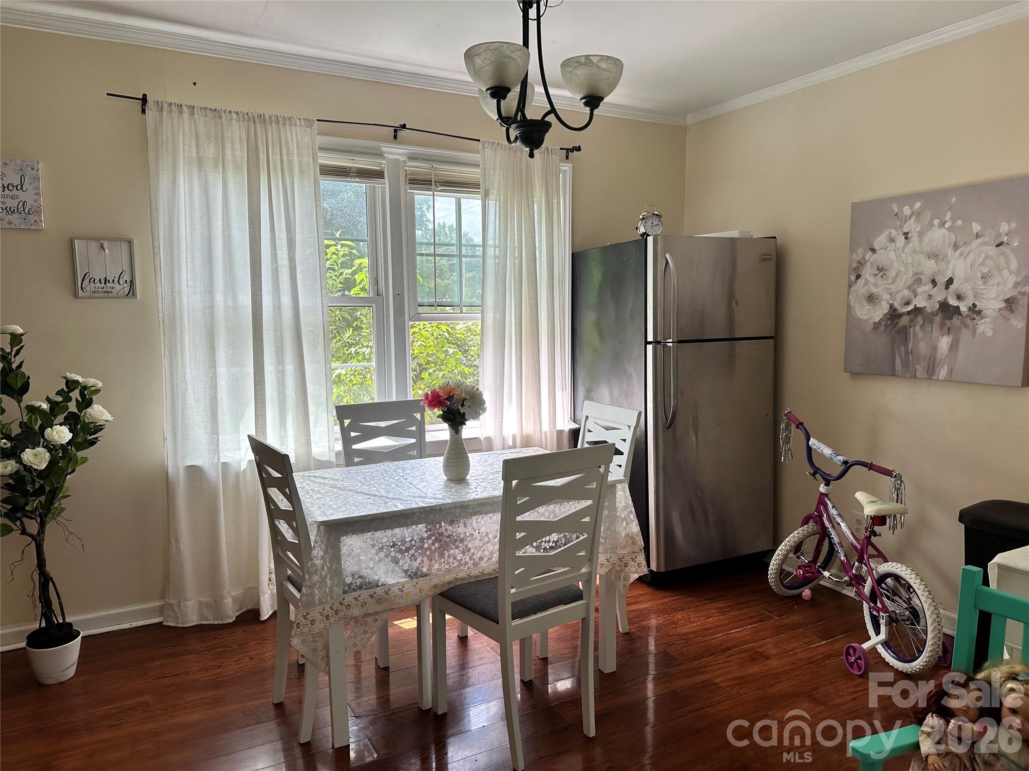 601 E Saunders Avenue — Newton