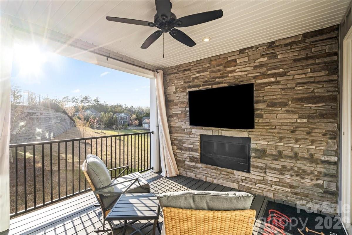 606 Crudent Road — Tega Cay