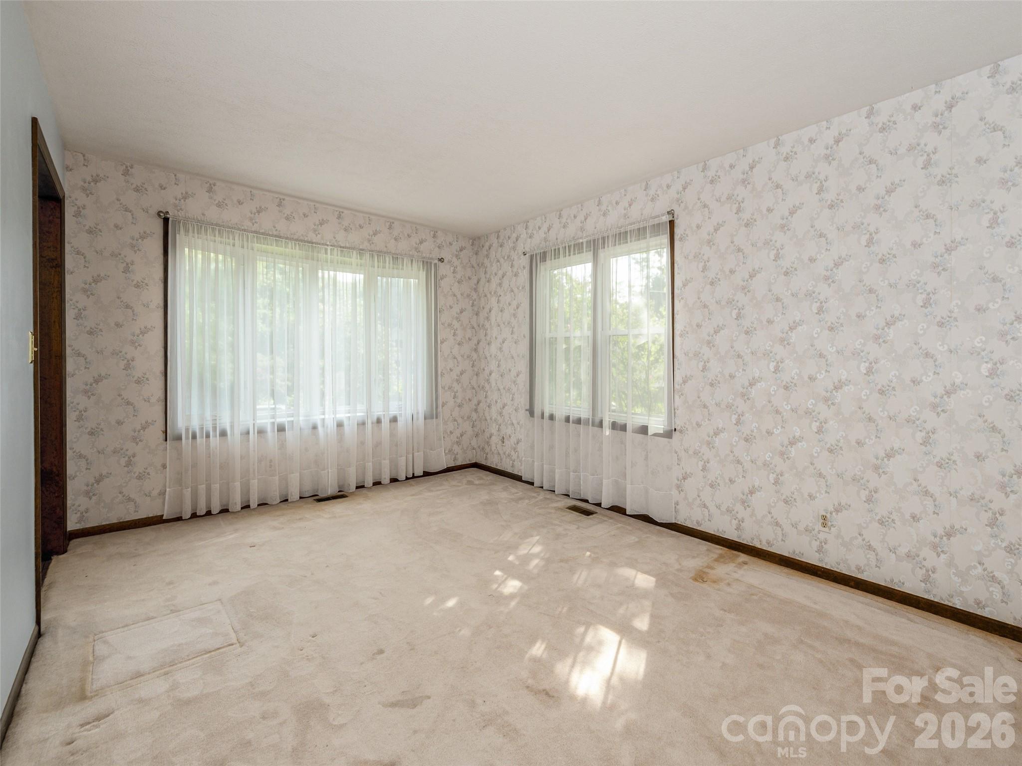 211 Ginseng Lane — Hendersonville