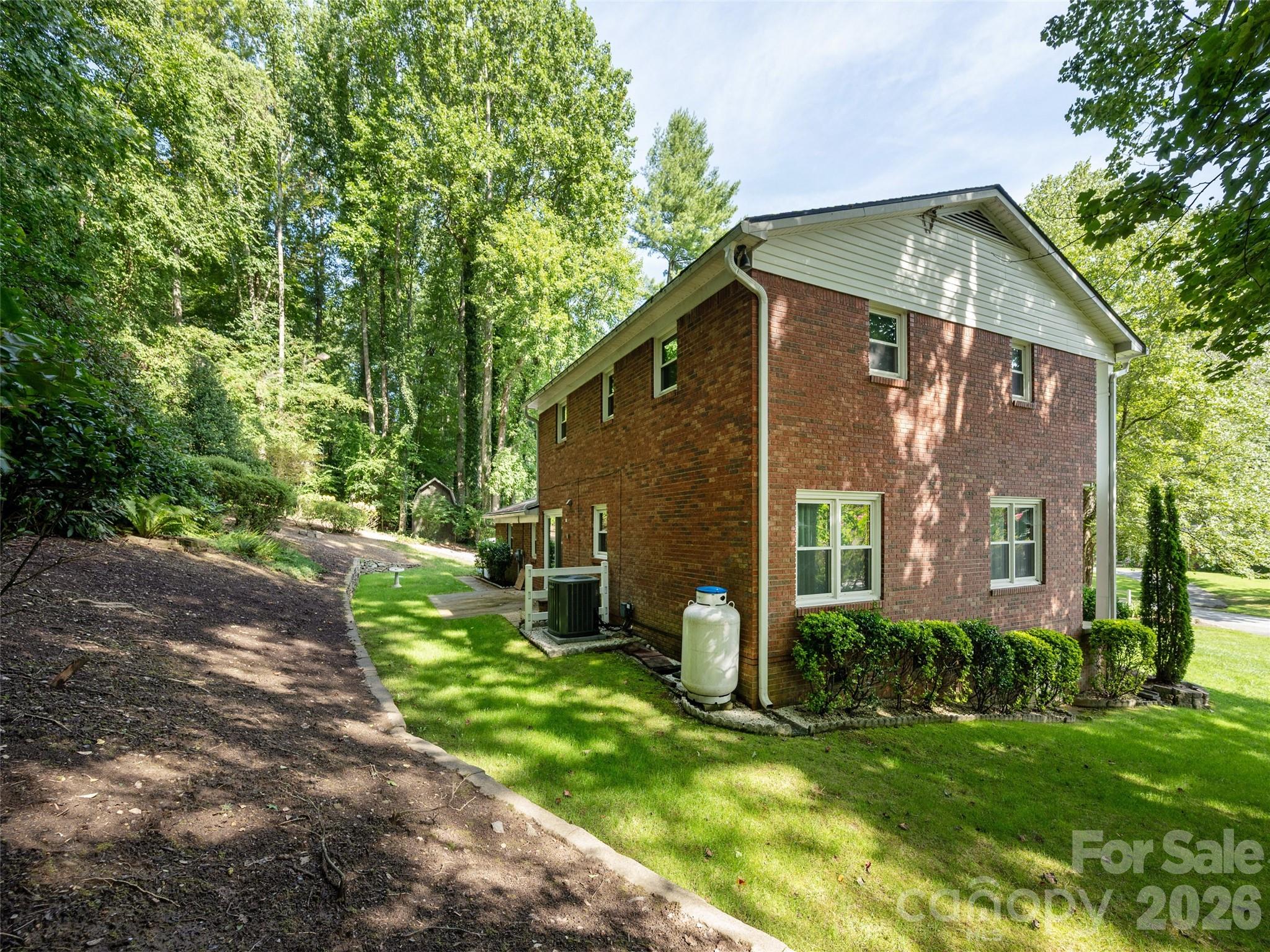 211 Ginseng Lane — Hendersonville