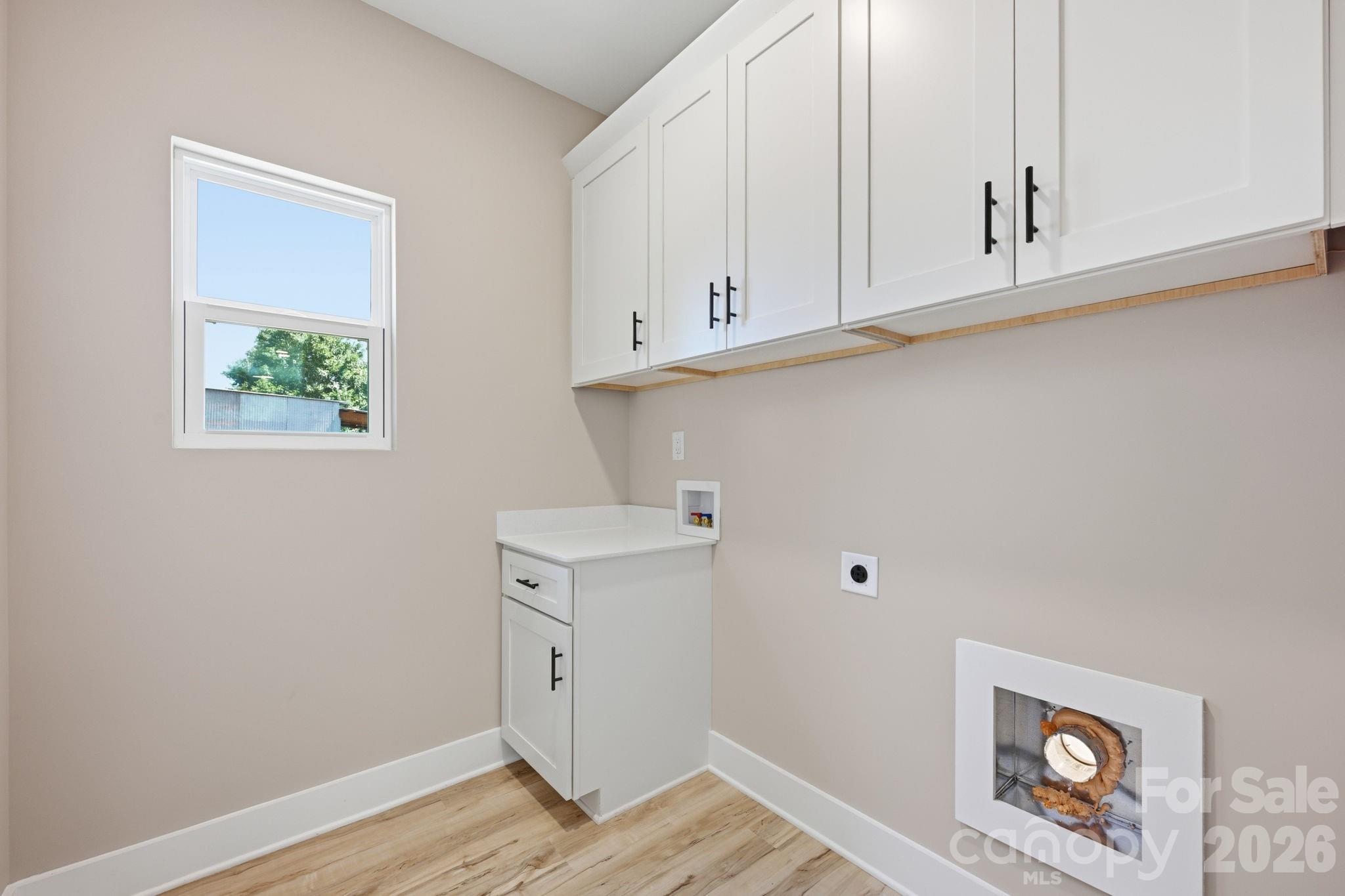 1513 Robin Road — Newton