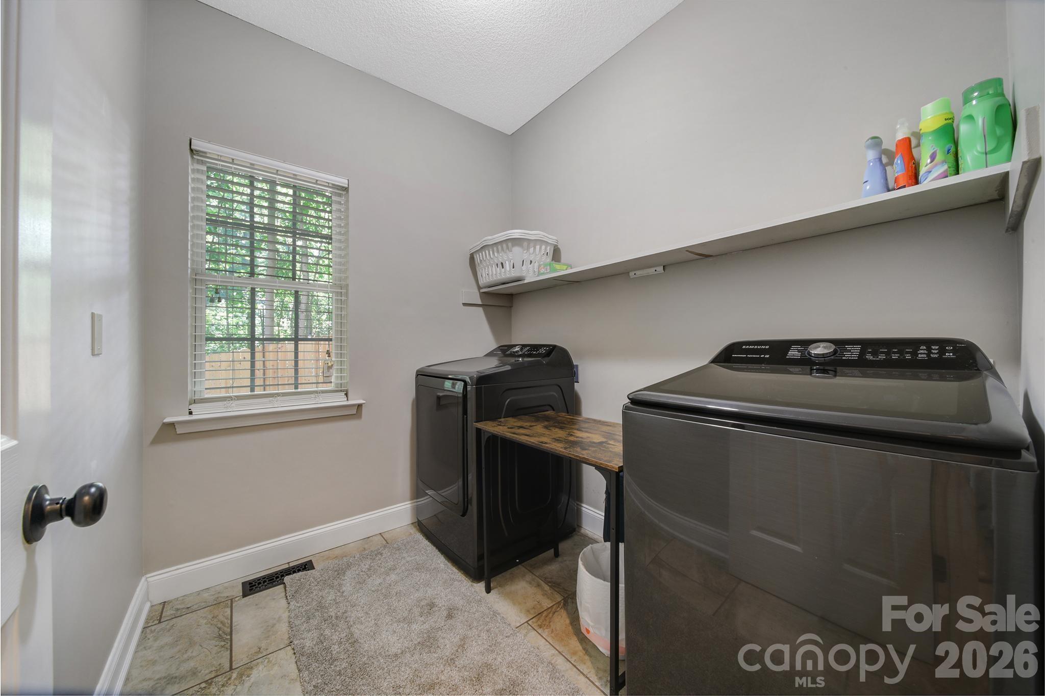 4004 River Falls Drive — Lowell