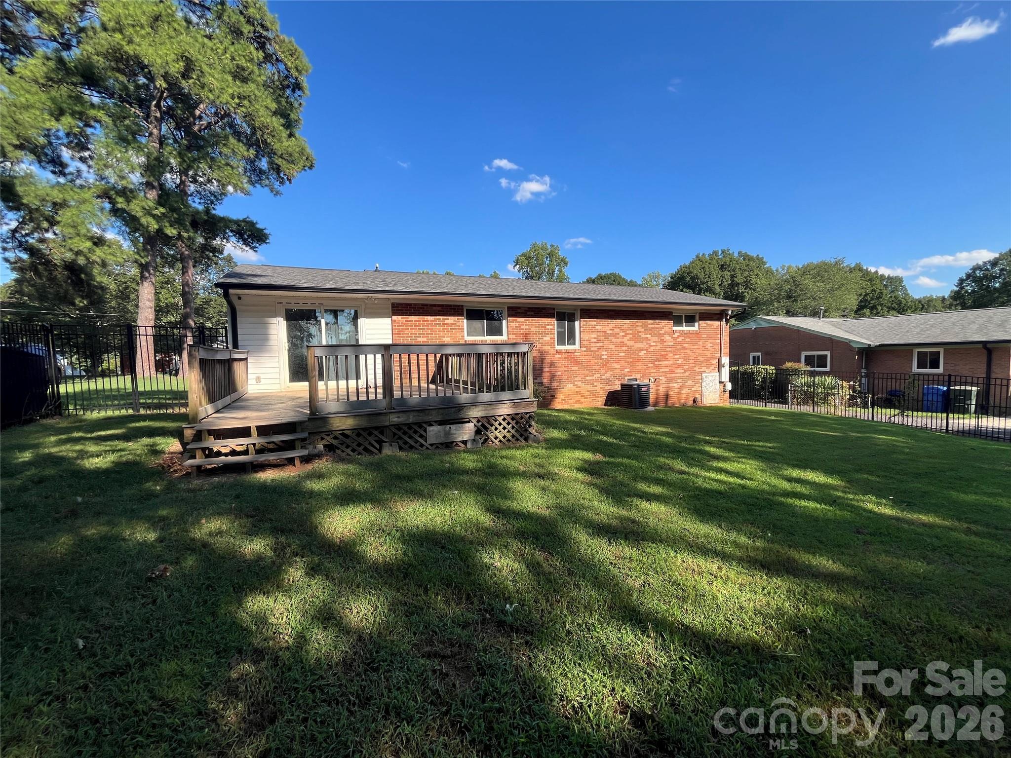 325 Glenwood Drive — Mooresville