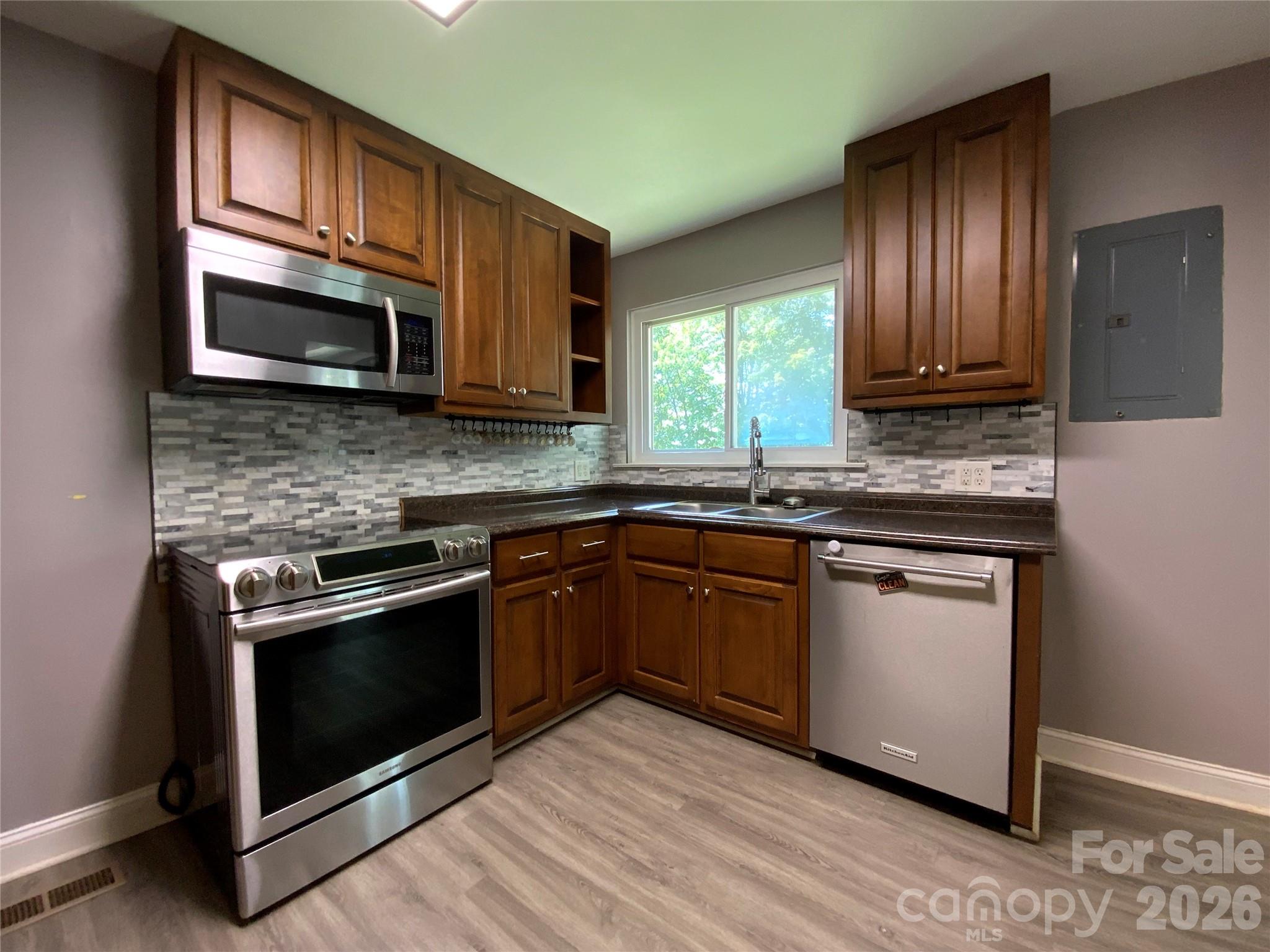 325 Glenwood Drive — Mooresville