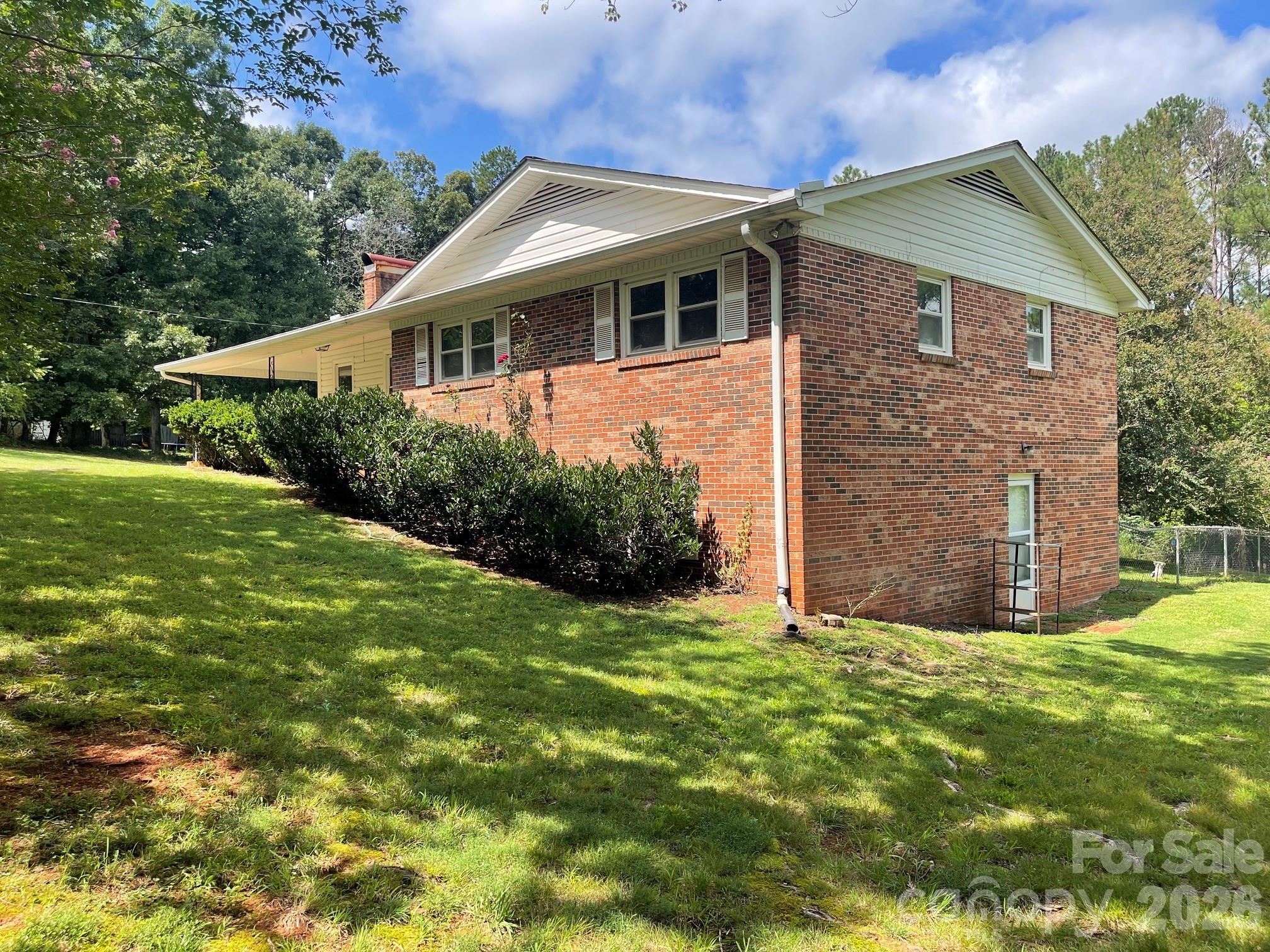 187 River Hills Drive — Forest City