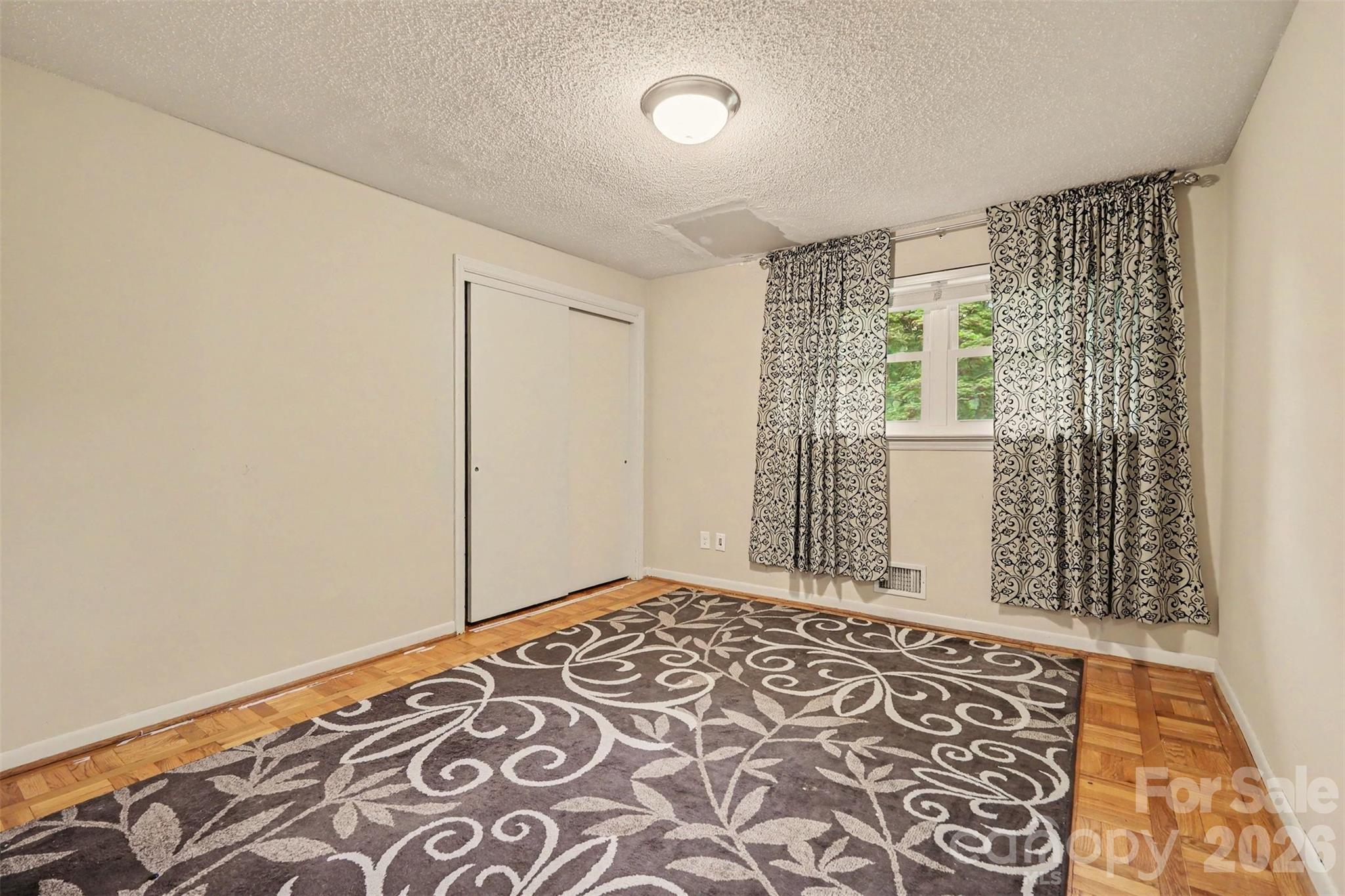 126 21st Avenue NW — Hickory