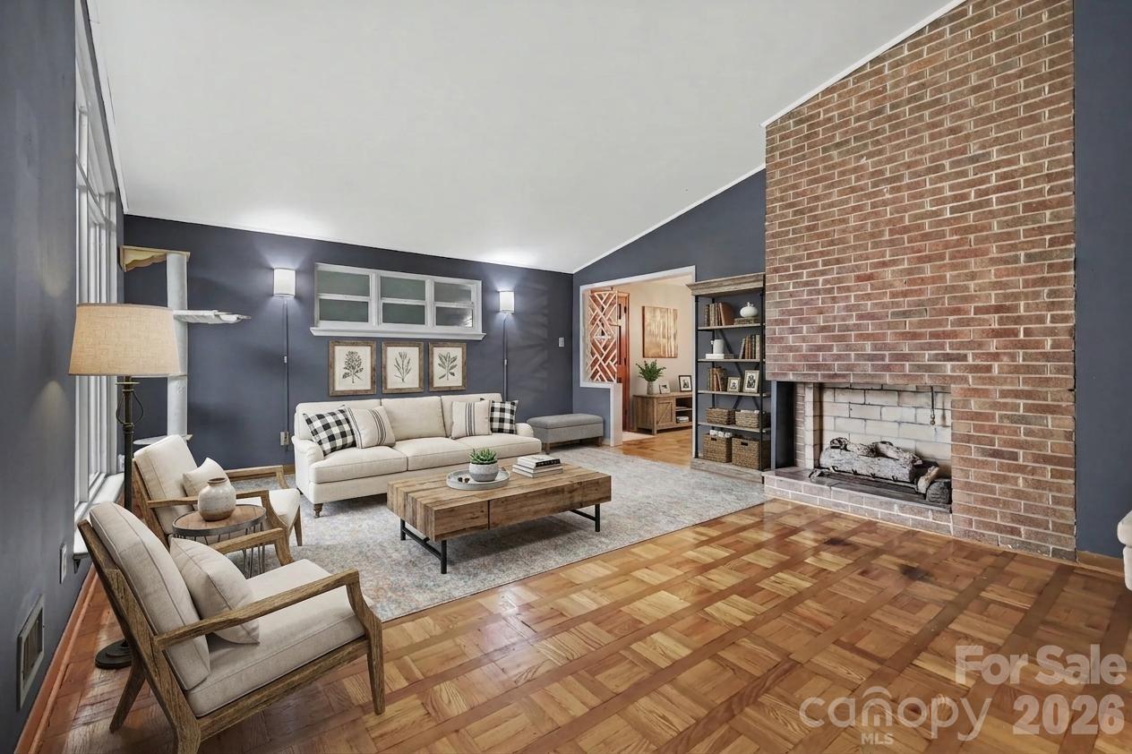 126 21st Avenue NW — Hickory