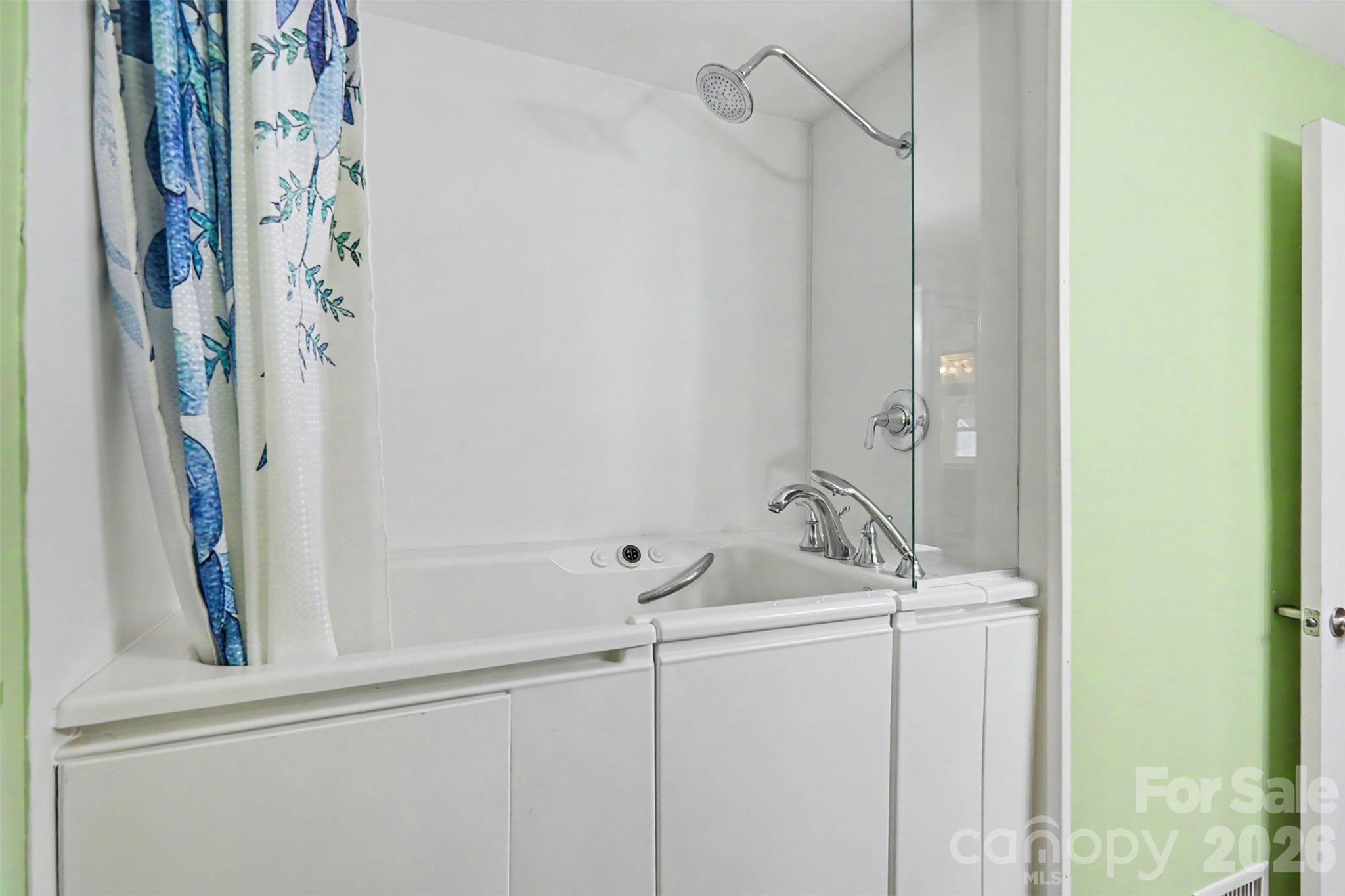 126 21st Avenue NW — Hickory