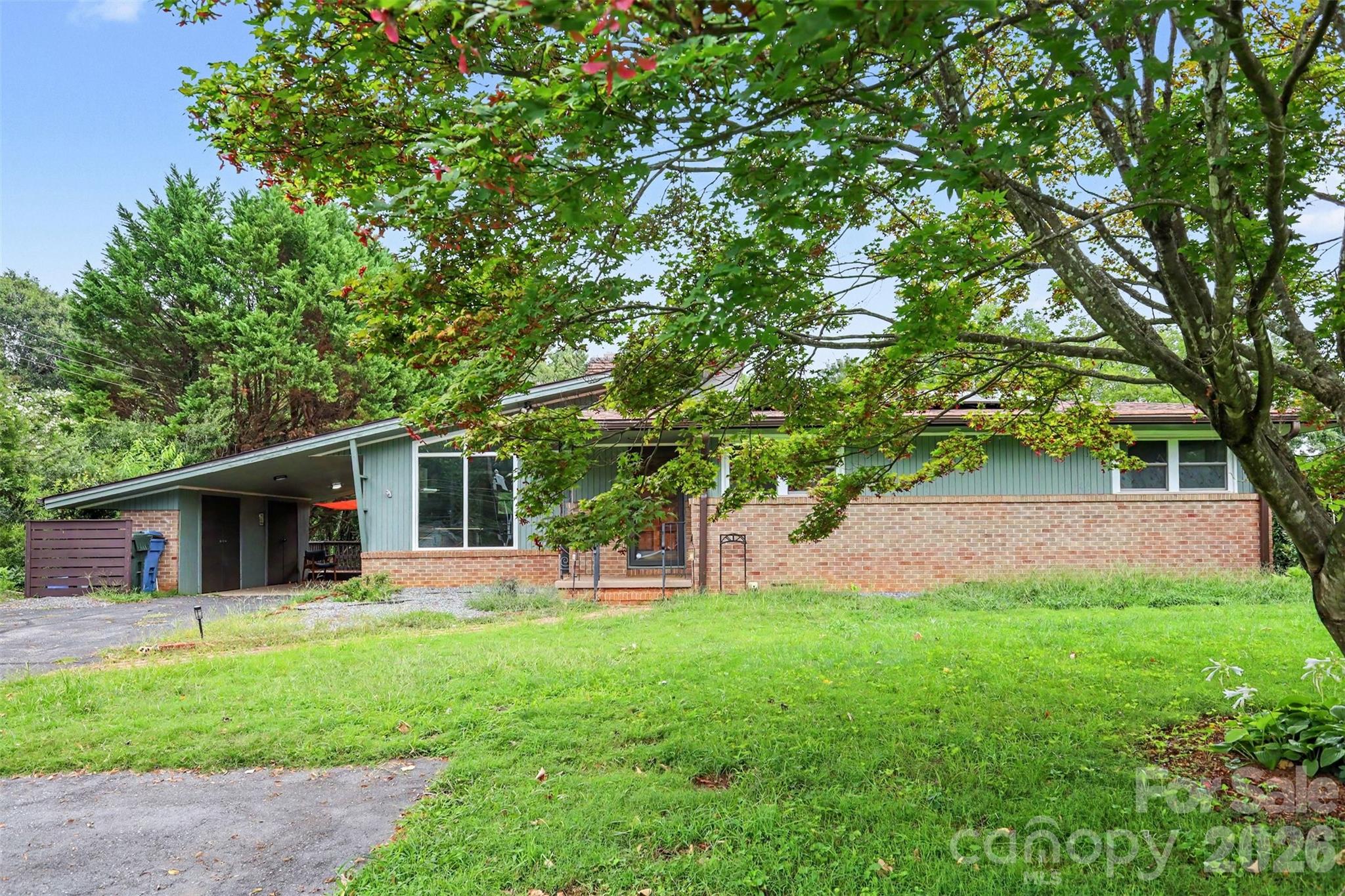 126 21st Avenue NW — Hickory