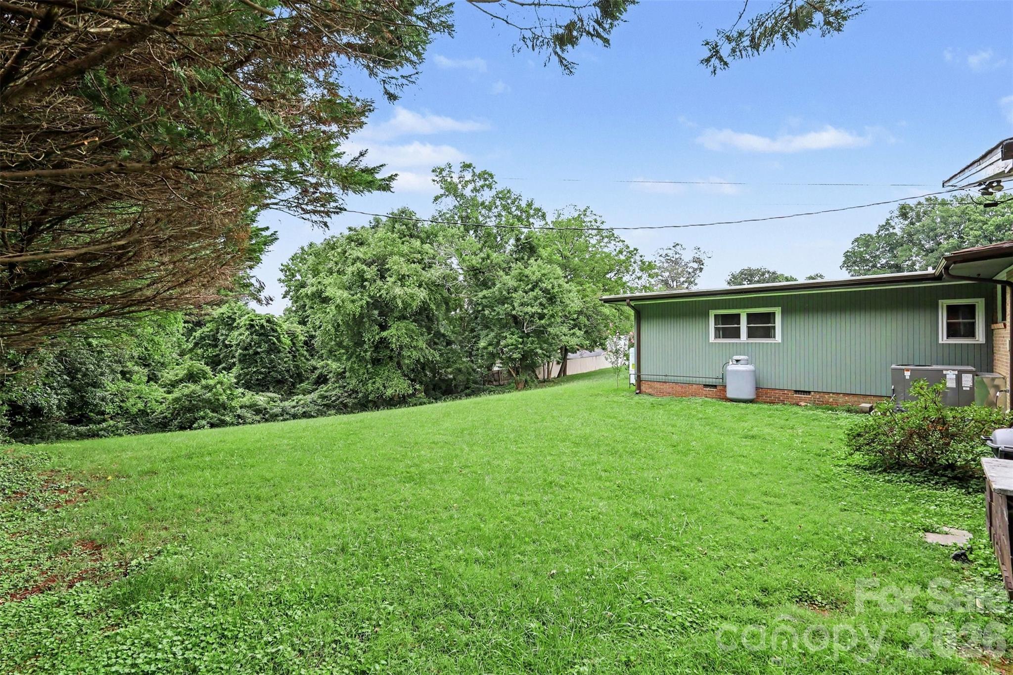 126 21st Avenue NW — Hickory