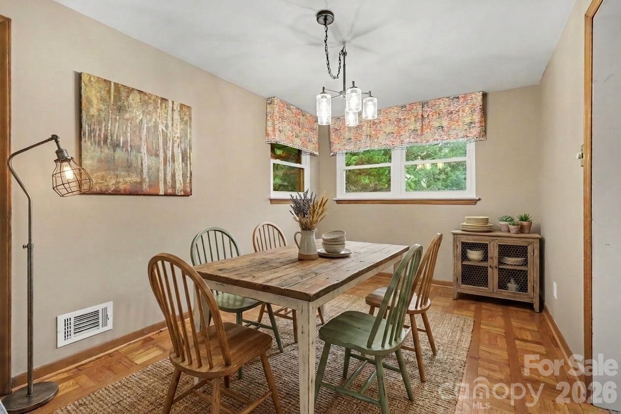 126 21st Avenue NW — Hickory