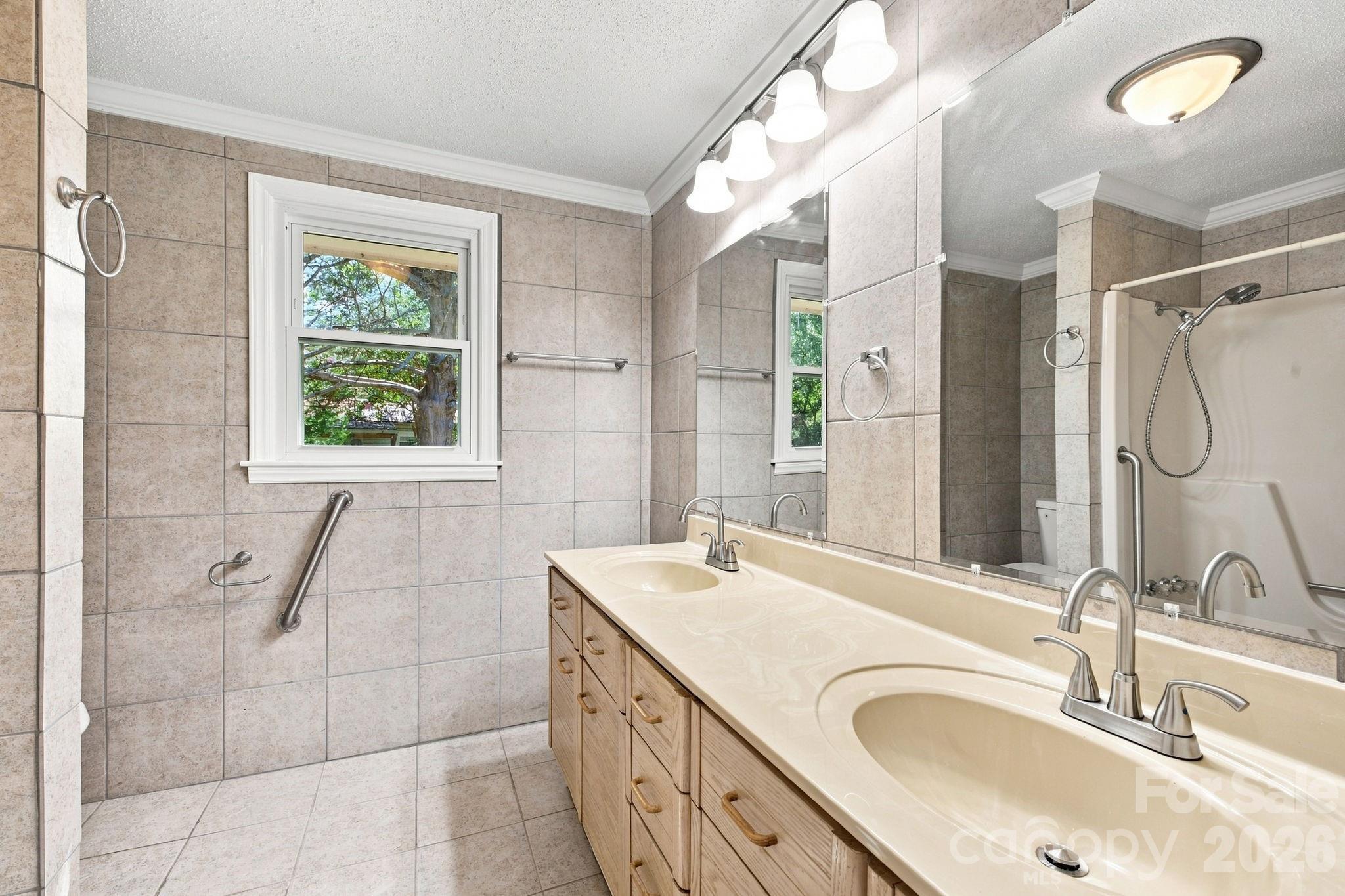 1021 S Caldwell Avenue — Newton