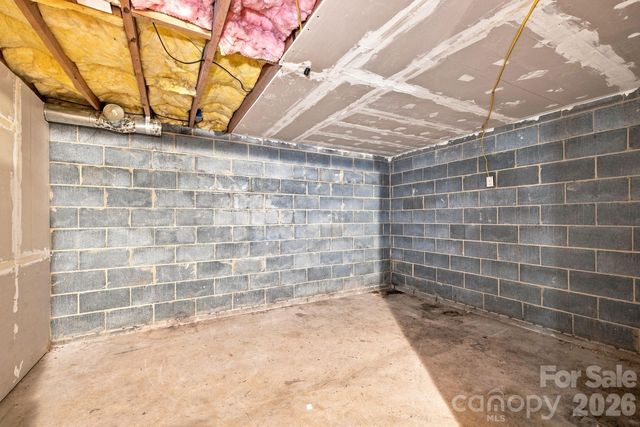 1021 S Caldwell Avenue — Newton