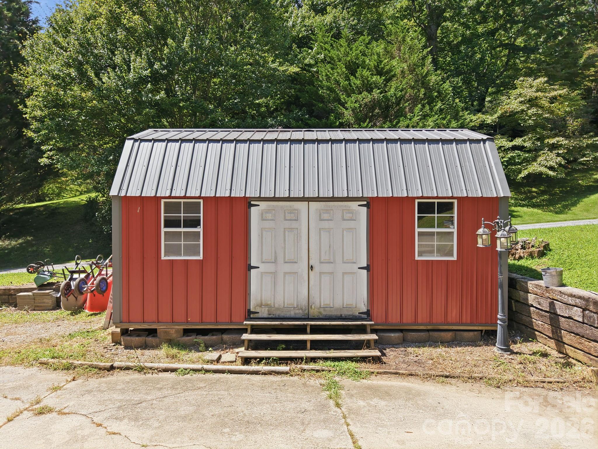 339 Indian Hills Loop — Waynesville
