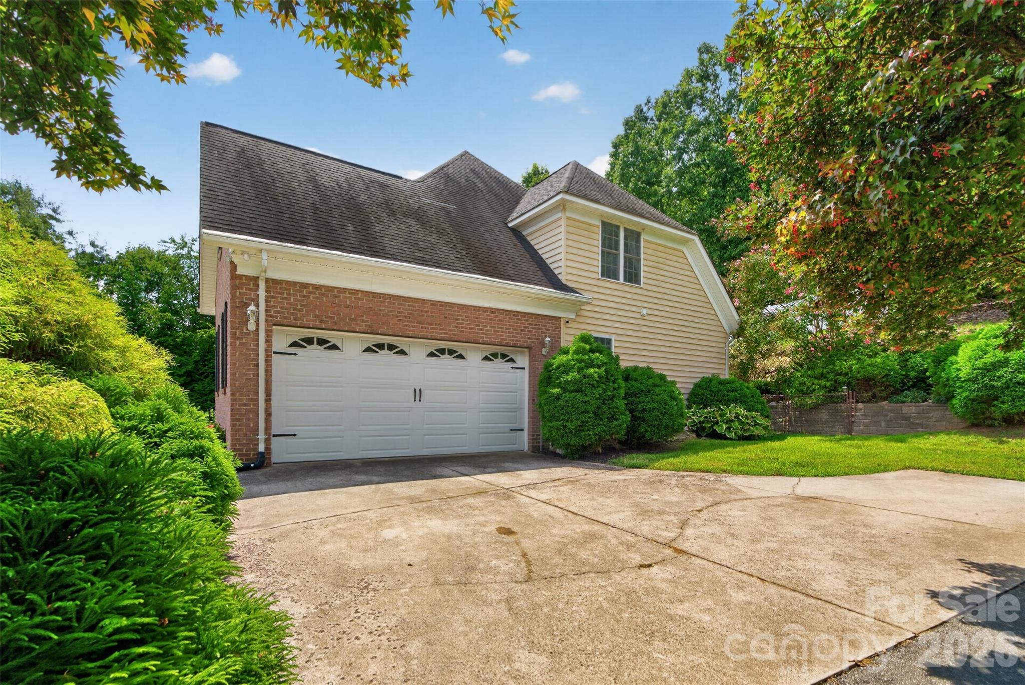 7940 Oakmont Court — Hickory