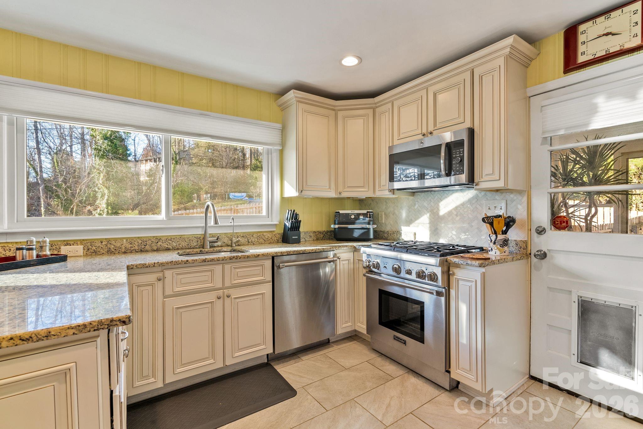 2 Bevlyn Drive — Asheville