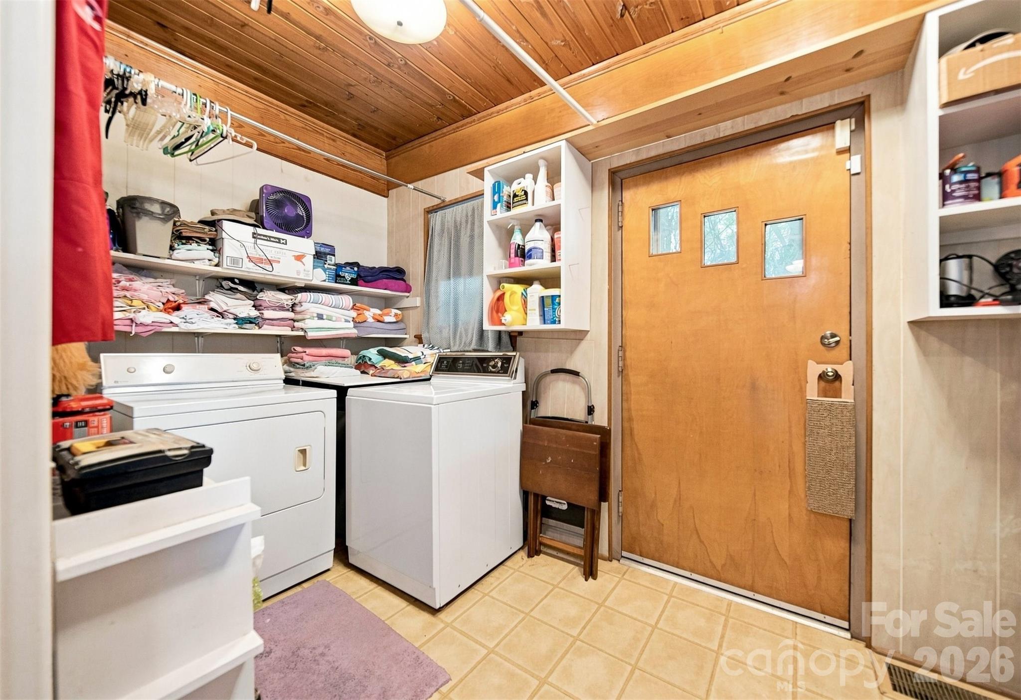 35 Loudonya Lane — Hickory