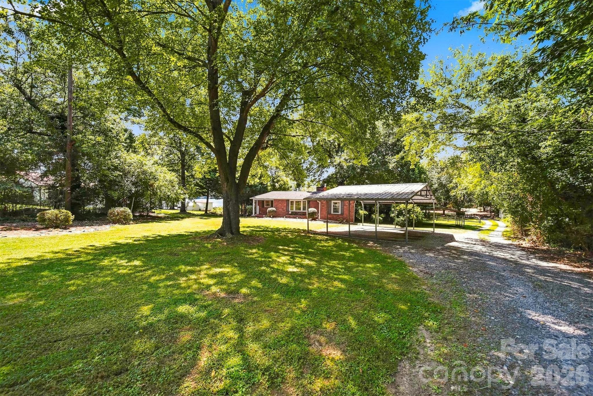 35 Loudonya Lane — Hickory