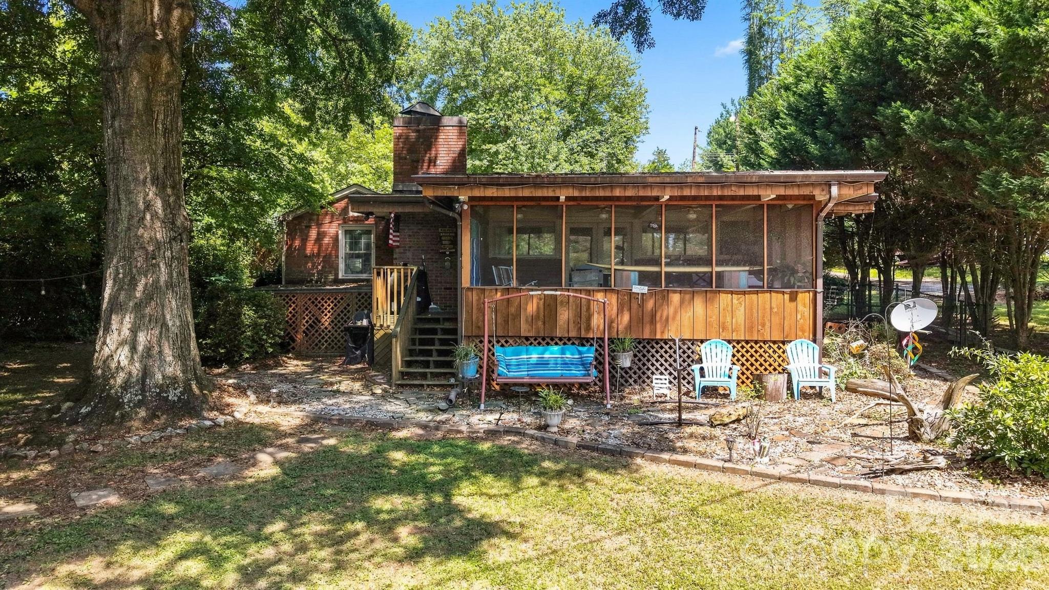 35 Loudonya Lane — Hickory