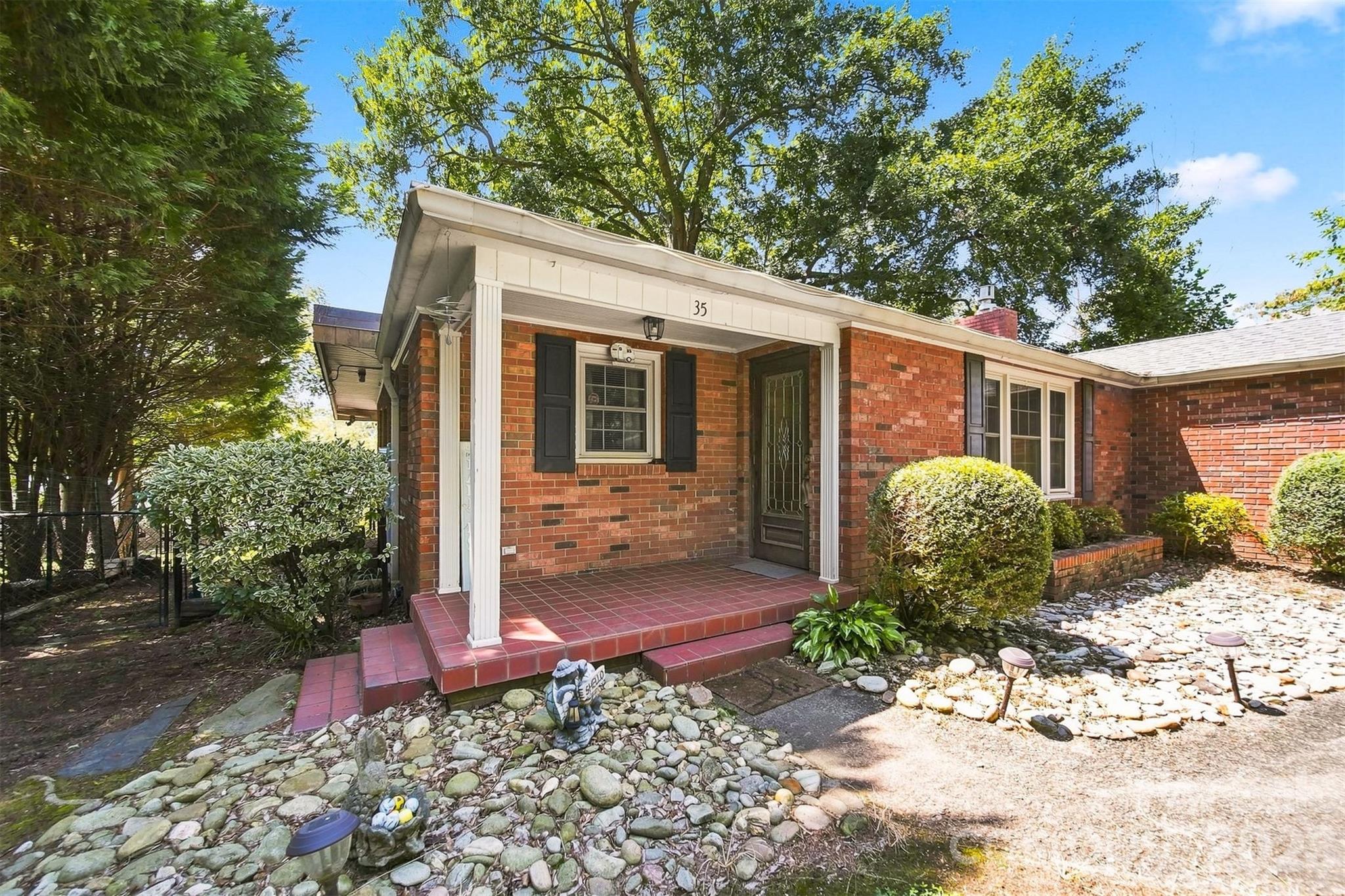 35 Loudonya Lane — Hickory