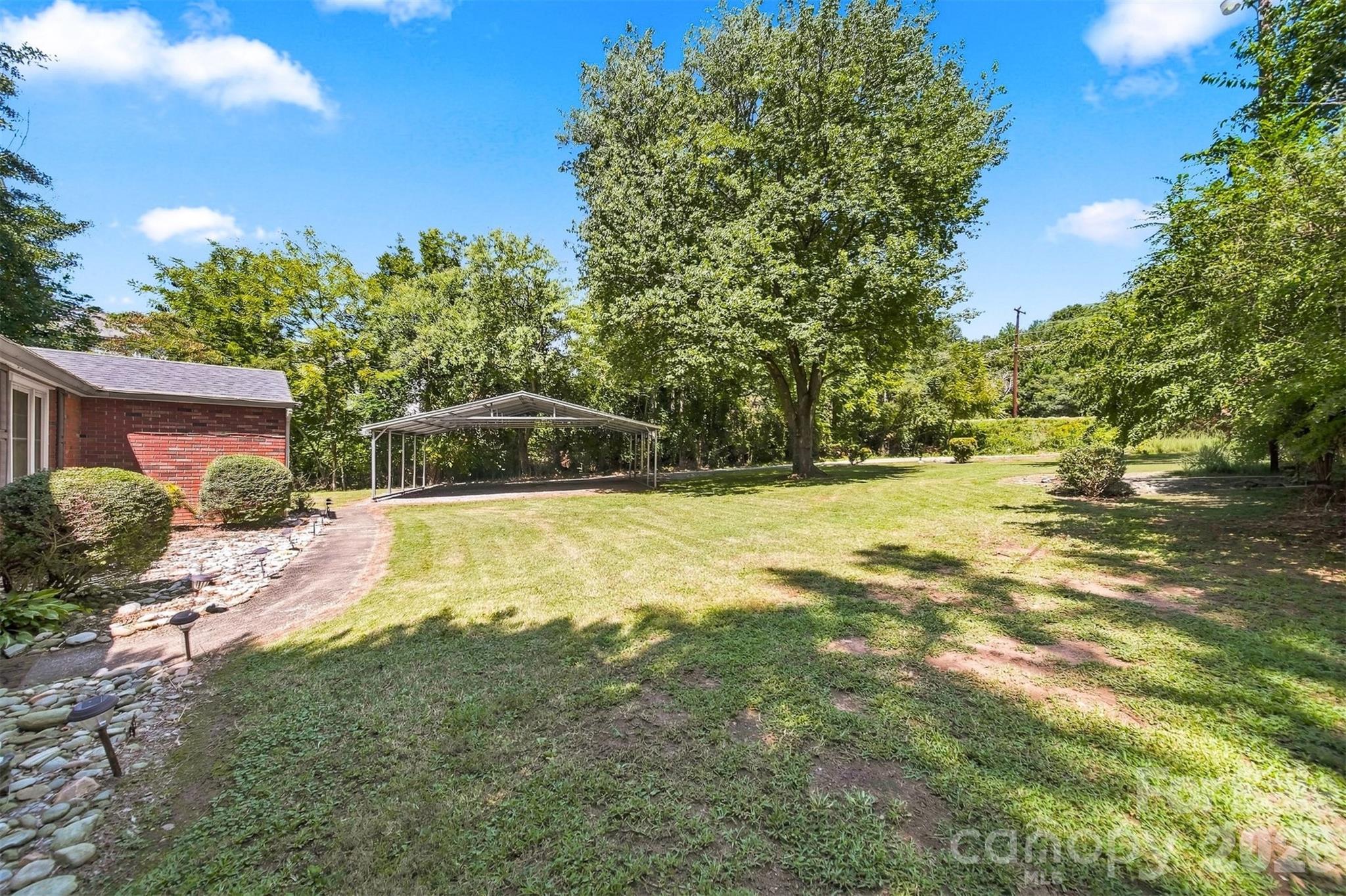 35 Loudonya Lane — Hickory