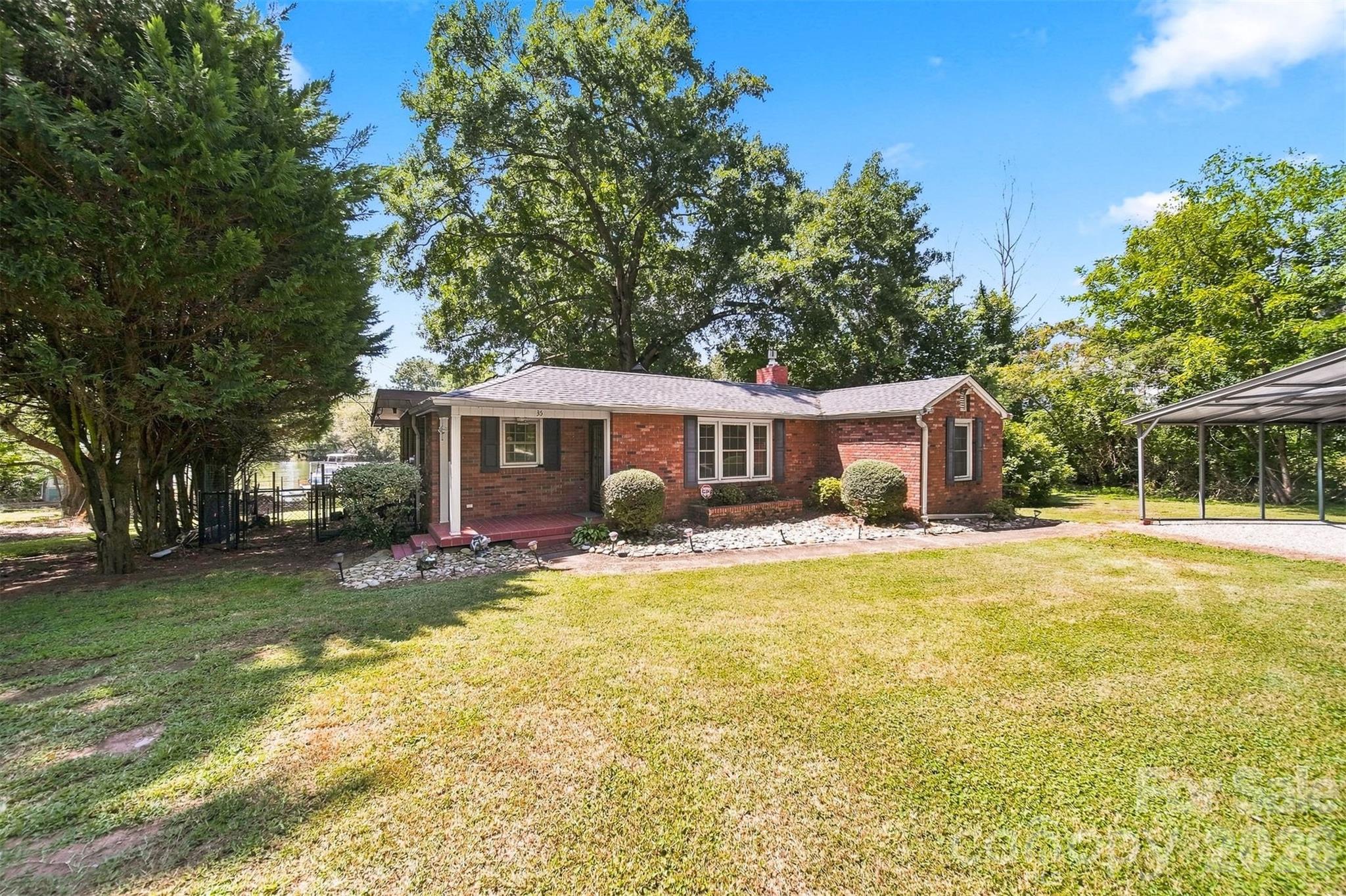 35 Loudonya Lane — Hickory