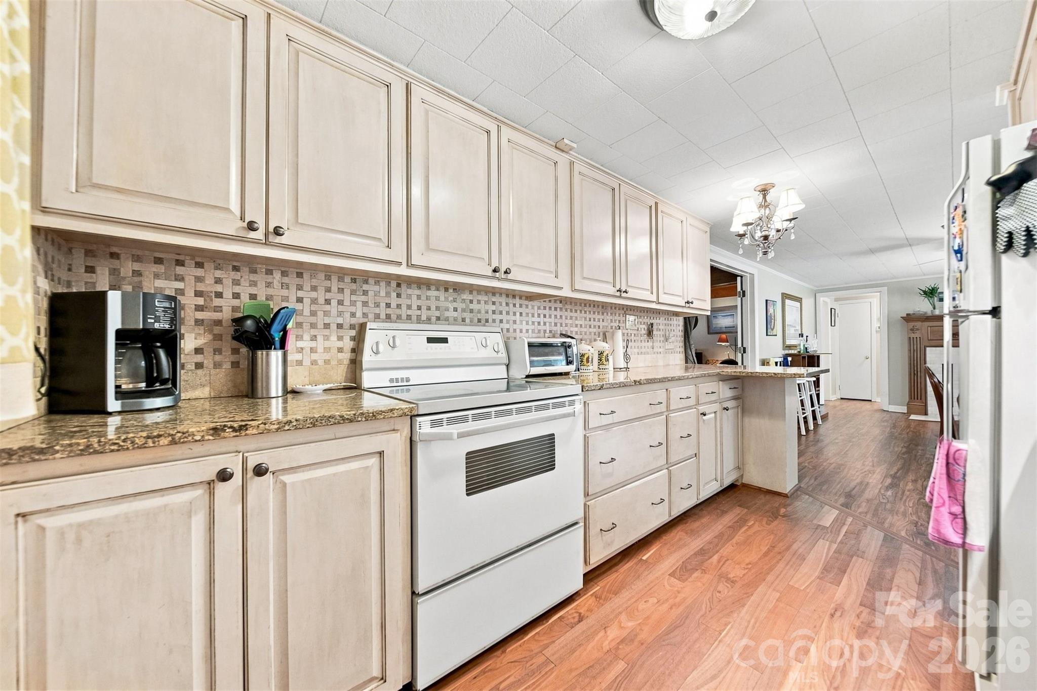 35 Loudonya Lane — Hickory