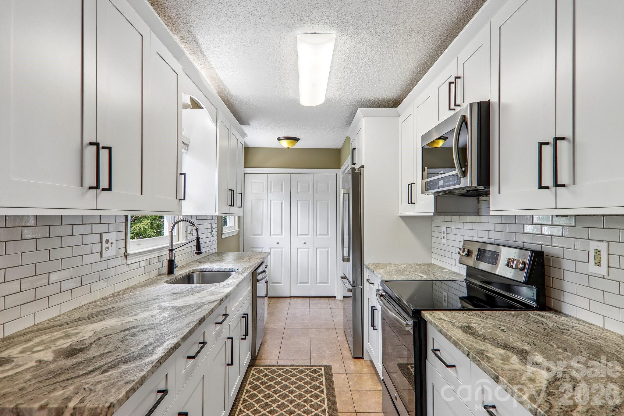 7 Maple Leaf Drive — Hendersonville