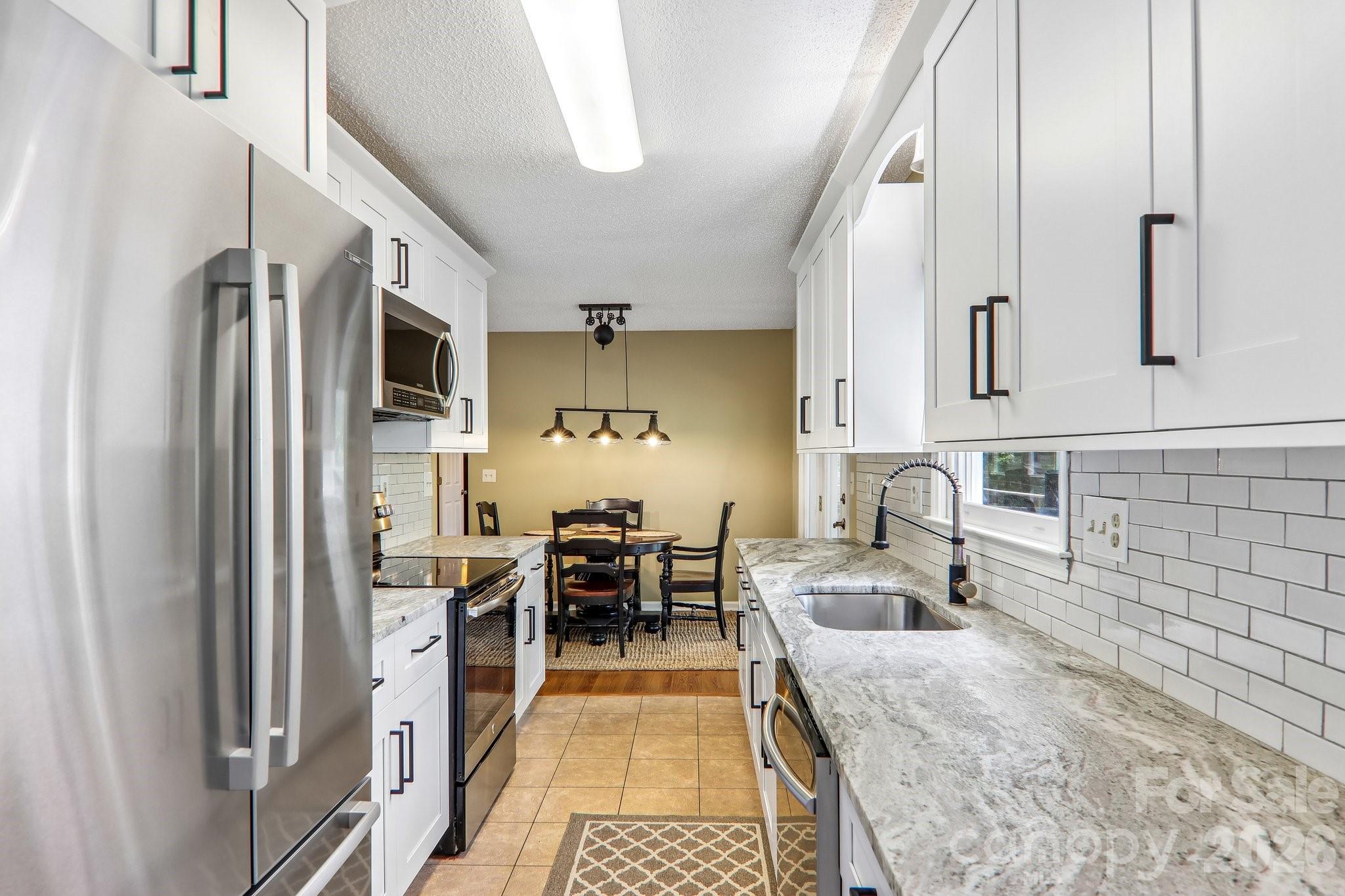 7 Maple Leaf Drive — Hendersonville