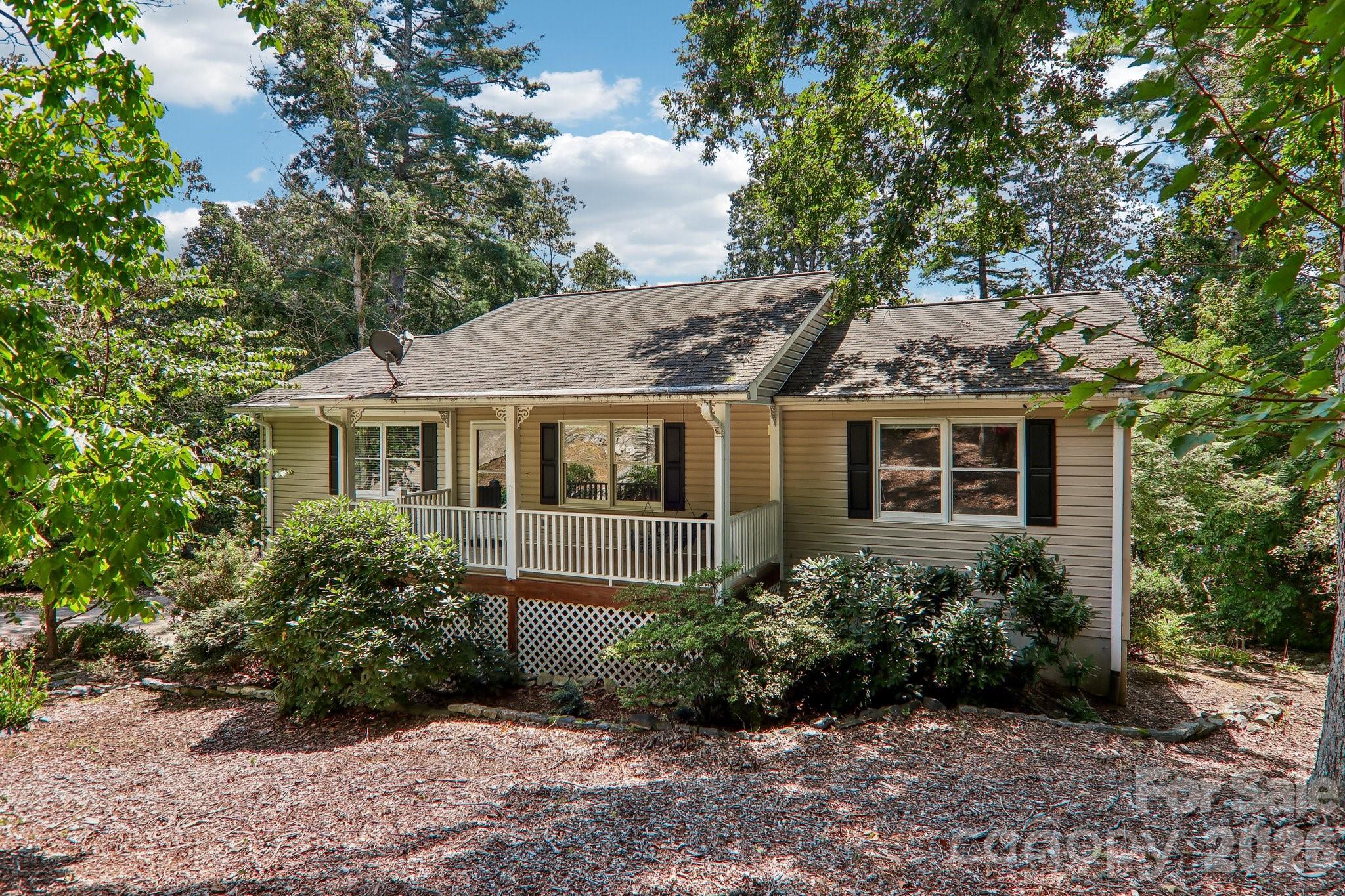7 Maple Leaf Drive — Hendersonville