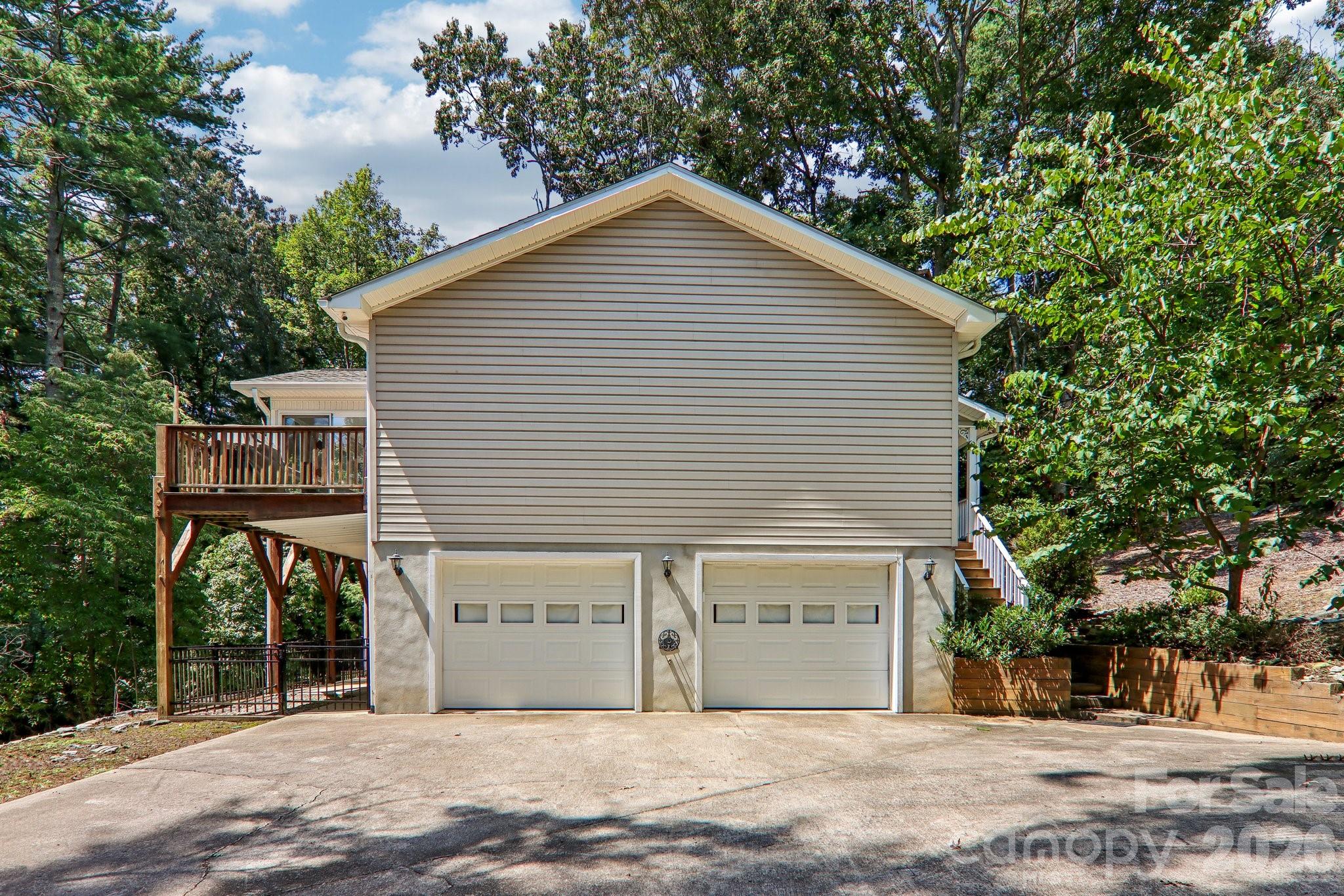 7 Maple Leaf Drive — Hendersonville