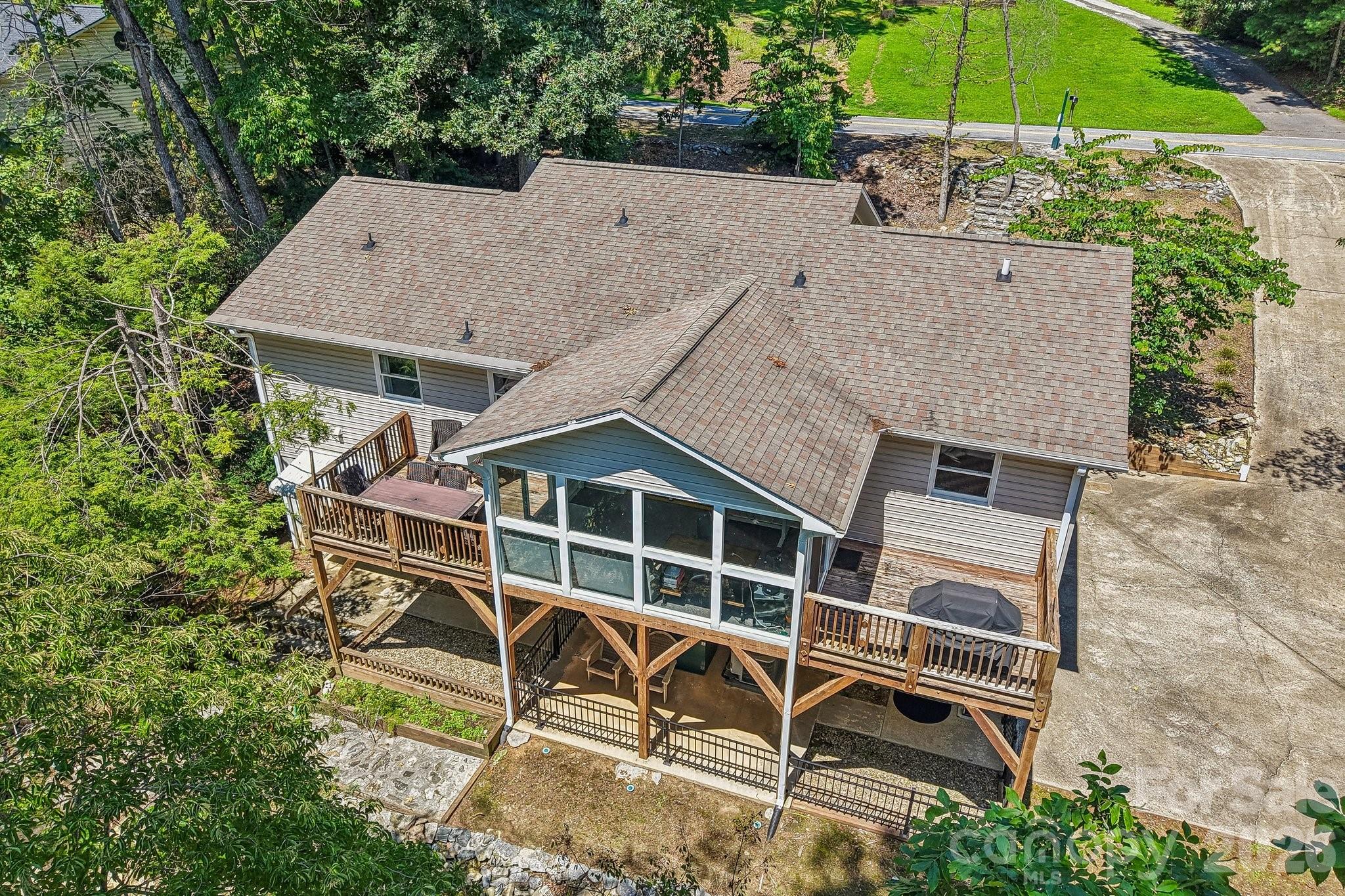 7 Maple Leaf Drive — Hendersonville