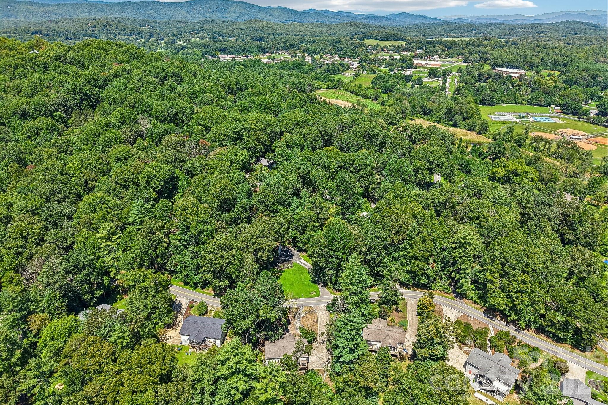 7 Maple Leaf Drive — Hendersonville