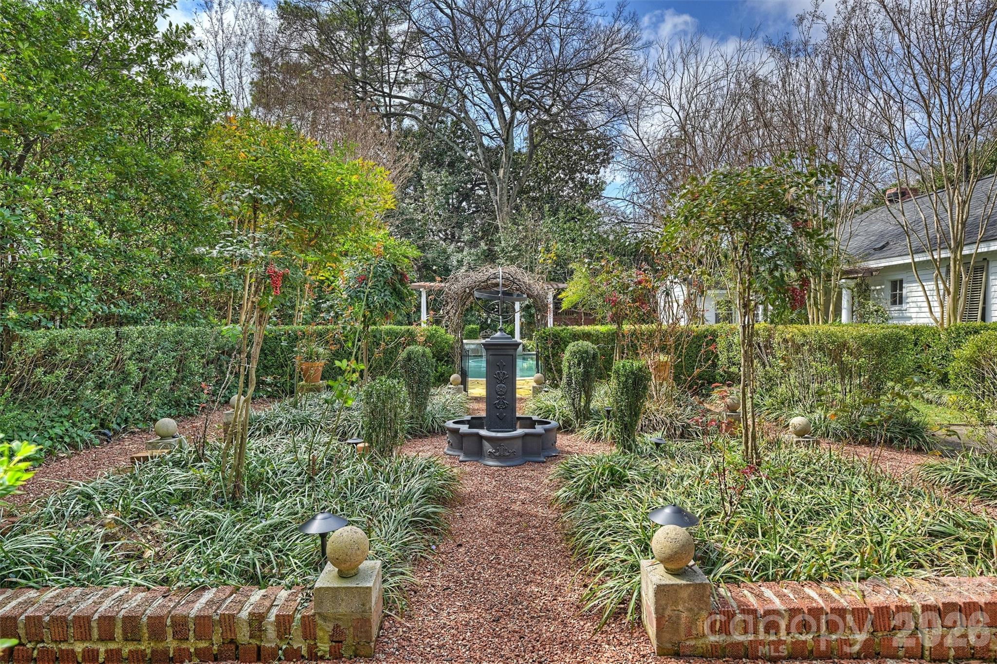 1136 Queens Road — Charlotte