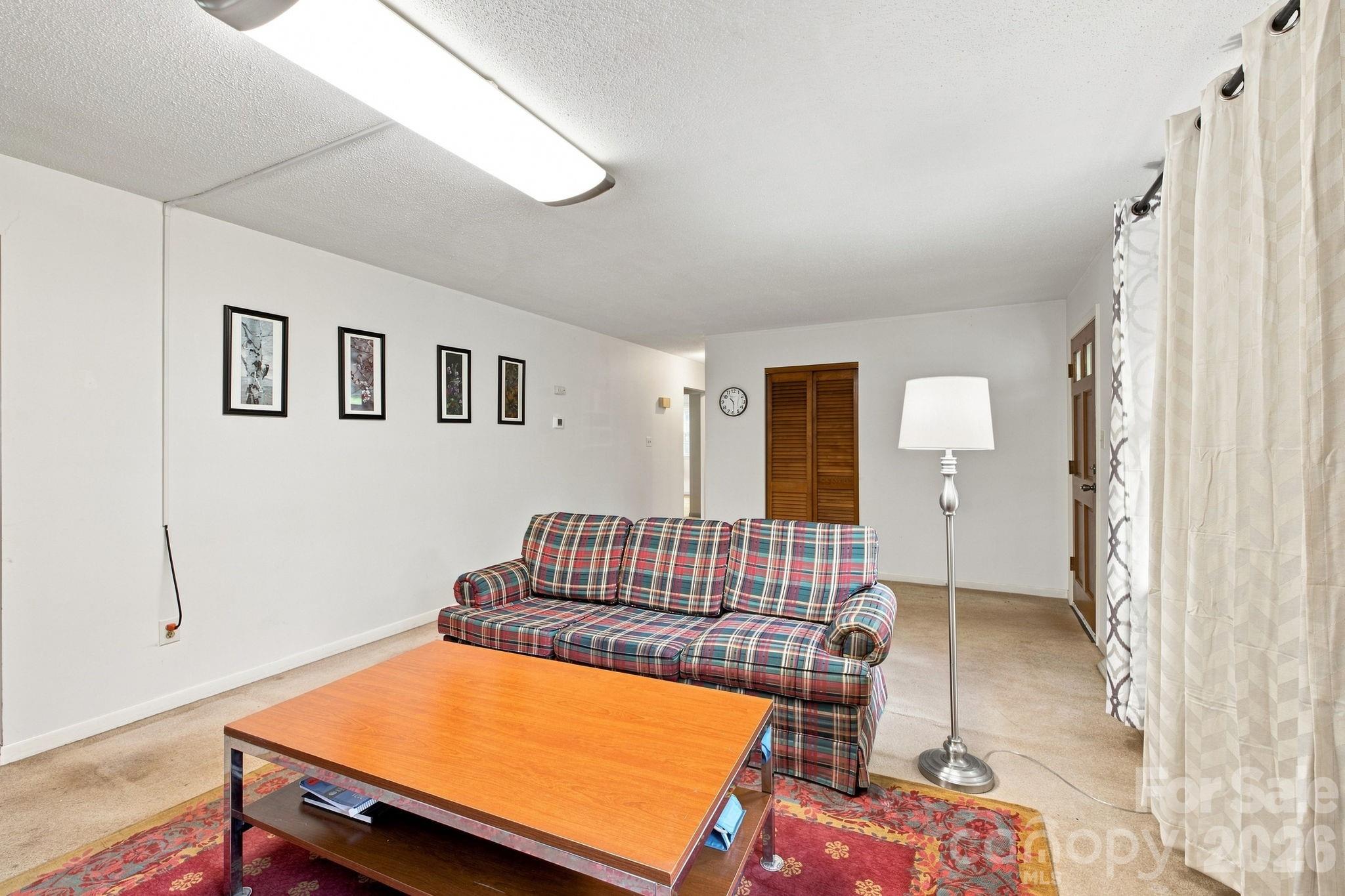 1714 Lazenby Street — Newton