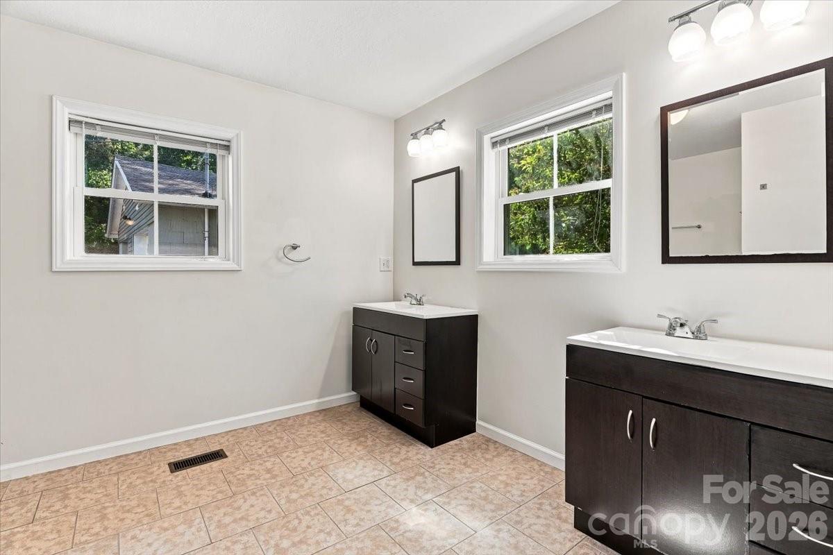 2 Elkmont Place — Asheville