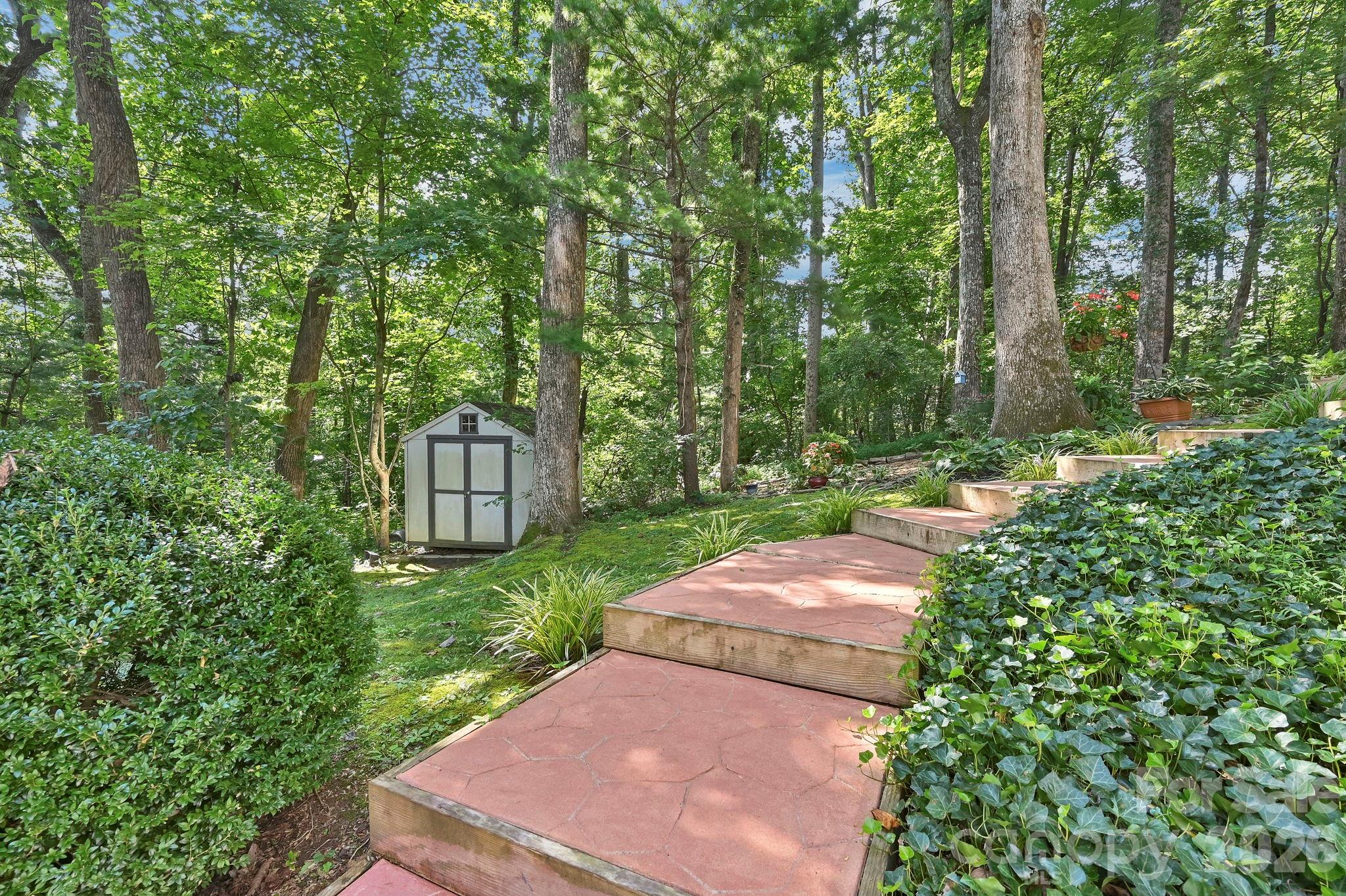 25 Weston Heights Drive — Asheville