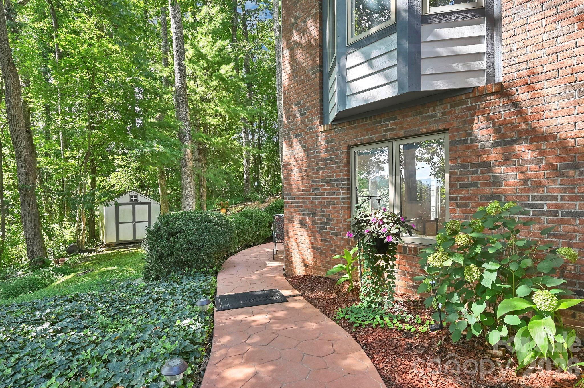 25 Weston Heights Drive — Asheville