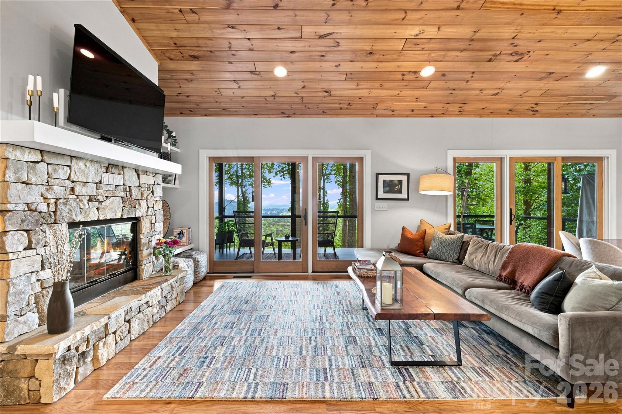 600 Tanglewood Lane — Saluda