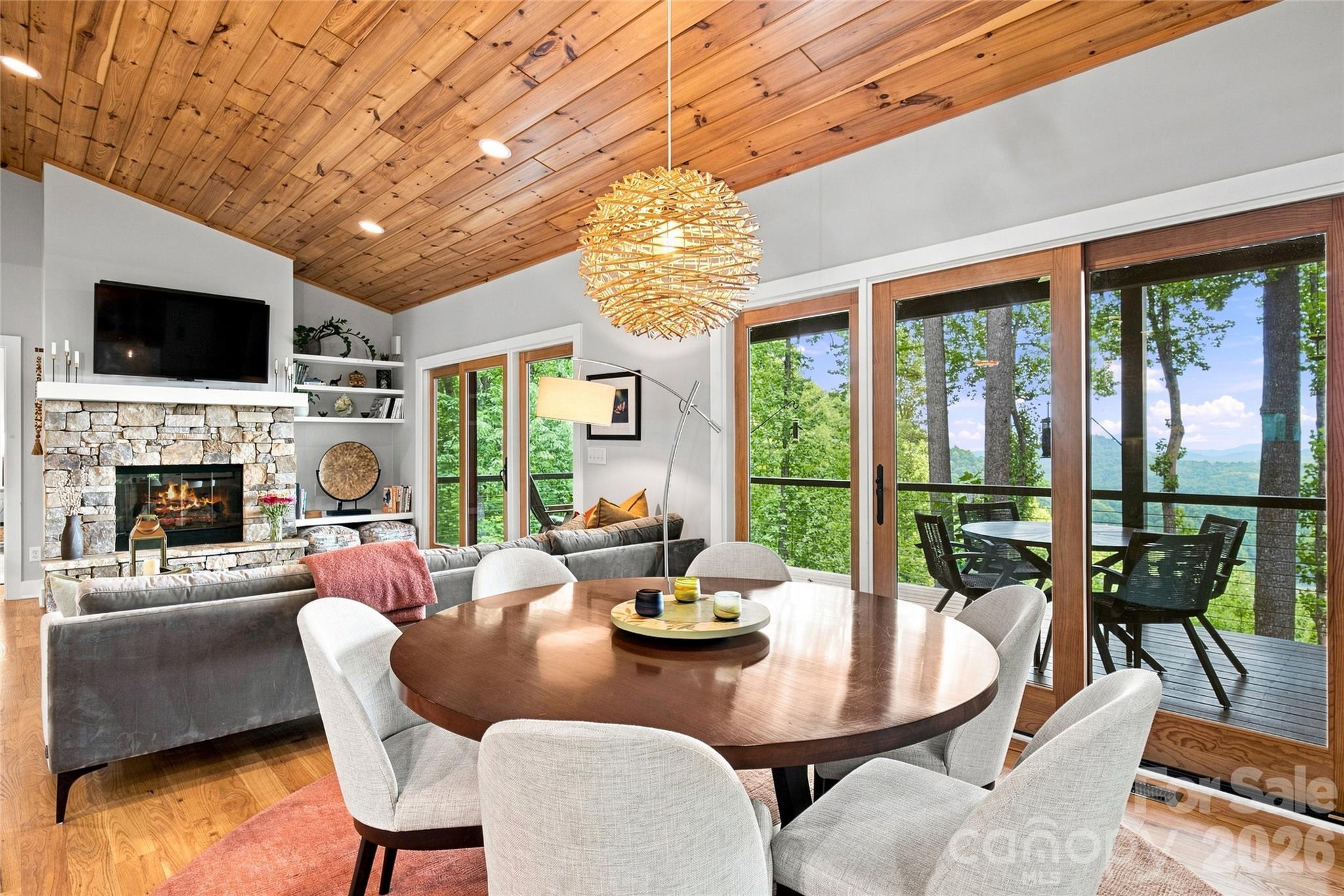 600 Tanglewood Lane — Saluda