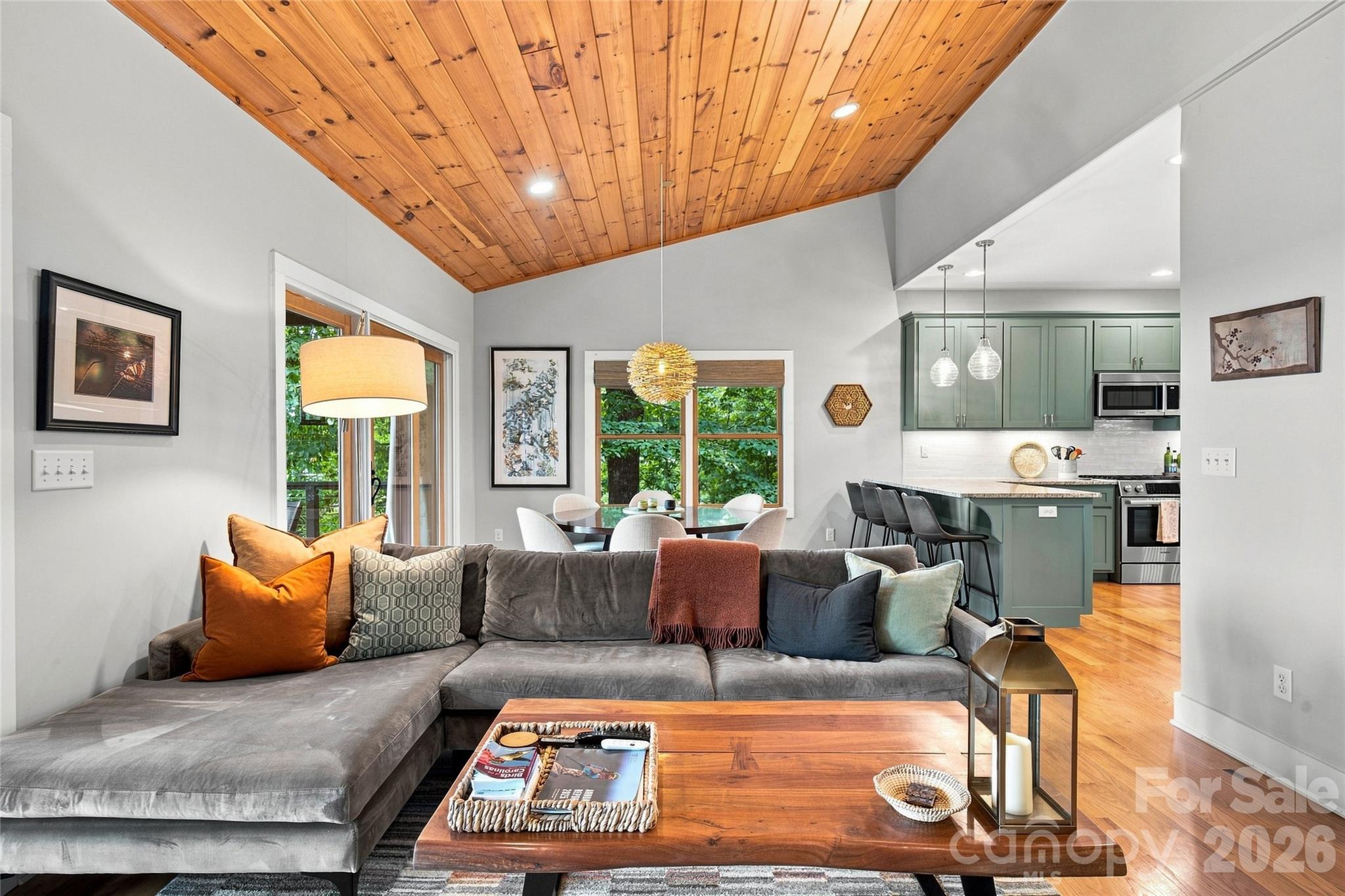 600 Tanglewood Lane — Saluda