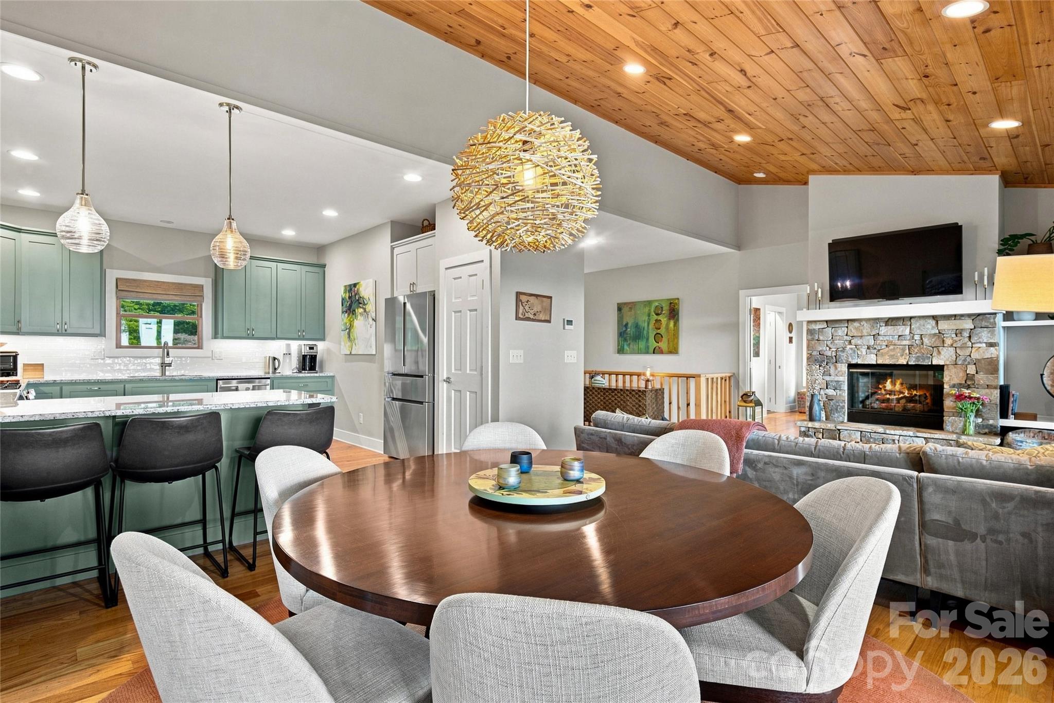 600 Tanglewood Lane — Saluda